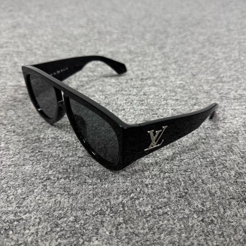 Louis Vuitton Louis Vuitton LV SELBY Sunglasses Size ONE SIZE - 1 Thumbnail