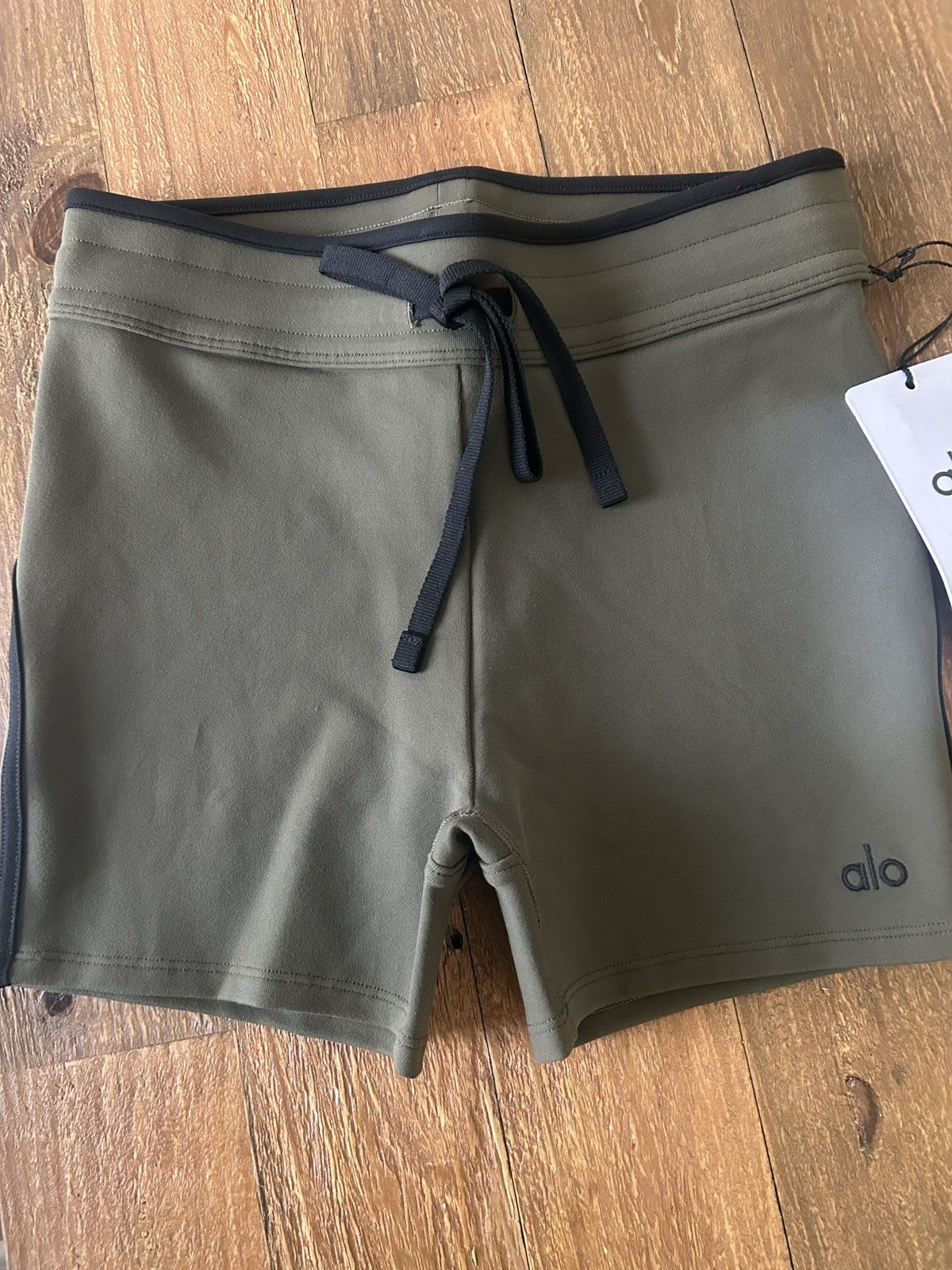 Alo Yoga 4" Airbrush High-Waist Race Pace Short olive XS