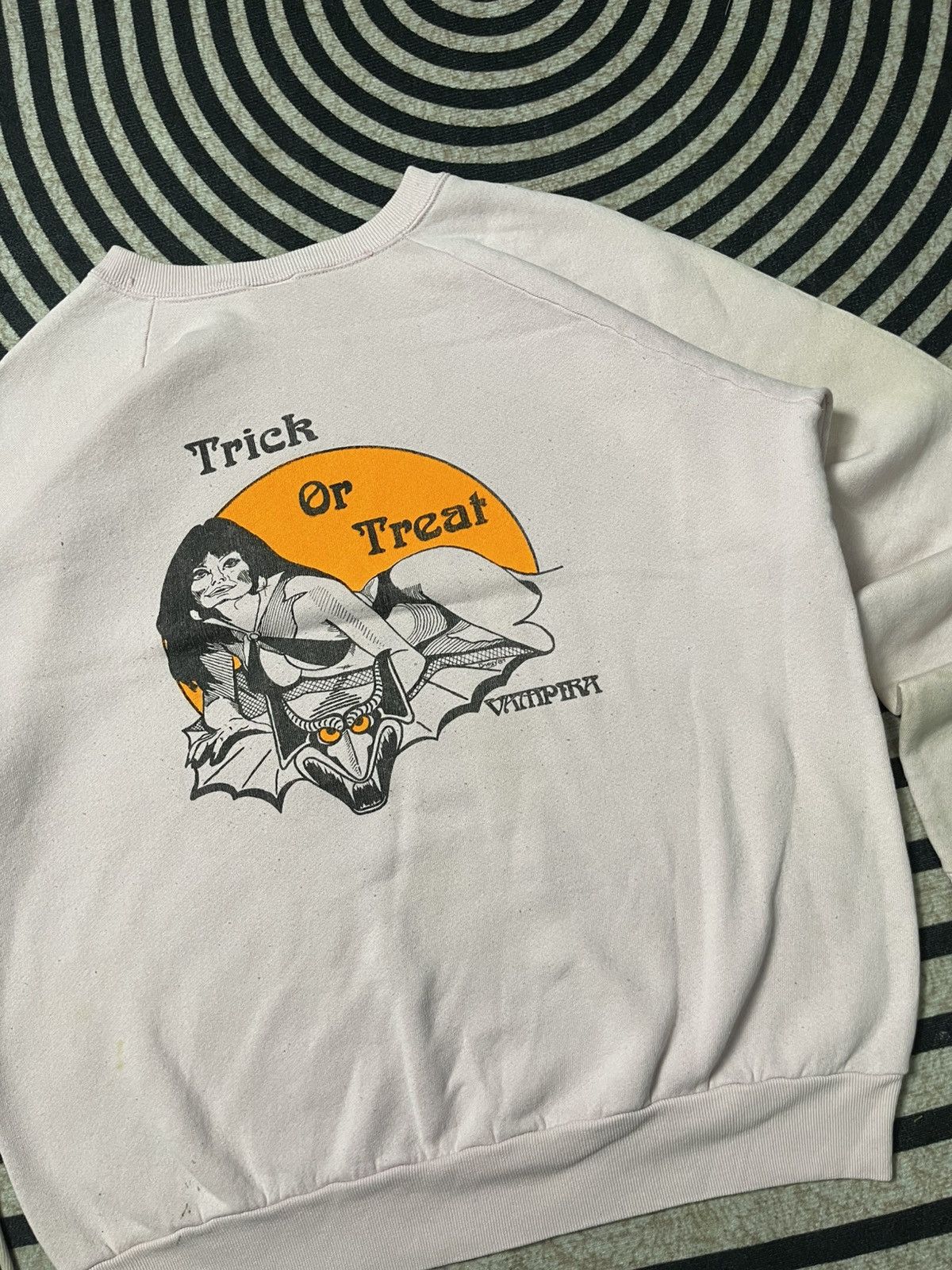 Fruit Of The Loom 90s SIN CITY VANS HALLO WALLO IN TRICK OR TREAT SWEATSHIRT Size US XL / EU 56 / 4 - 15 Thumbnail