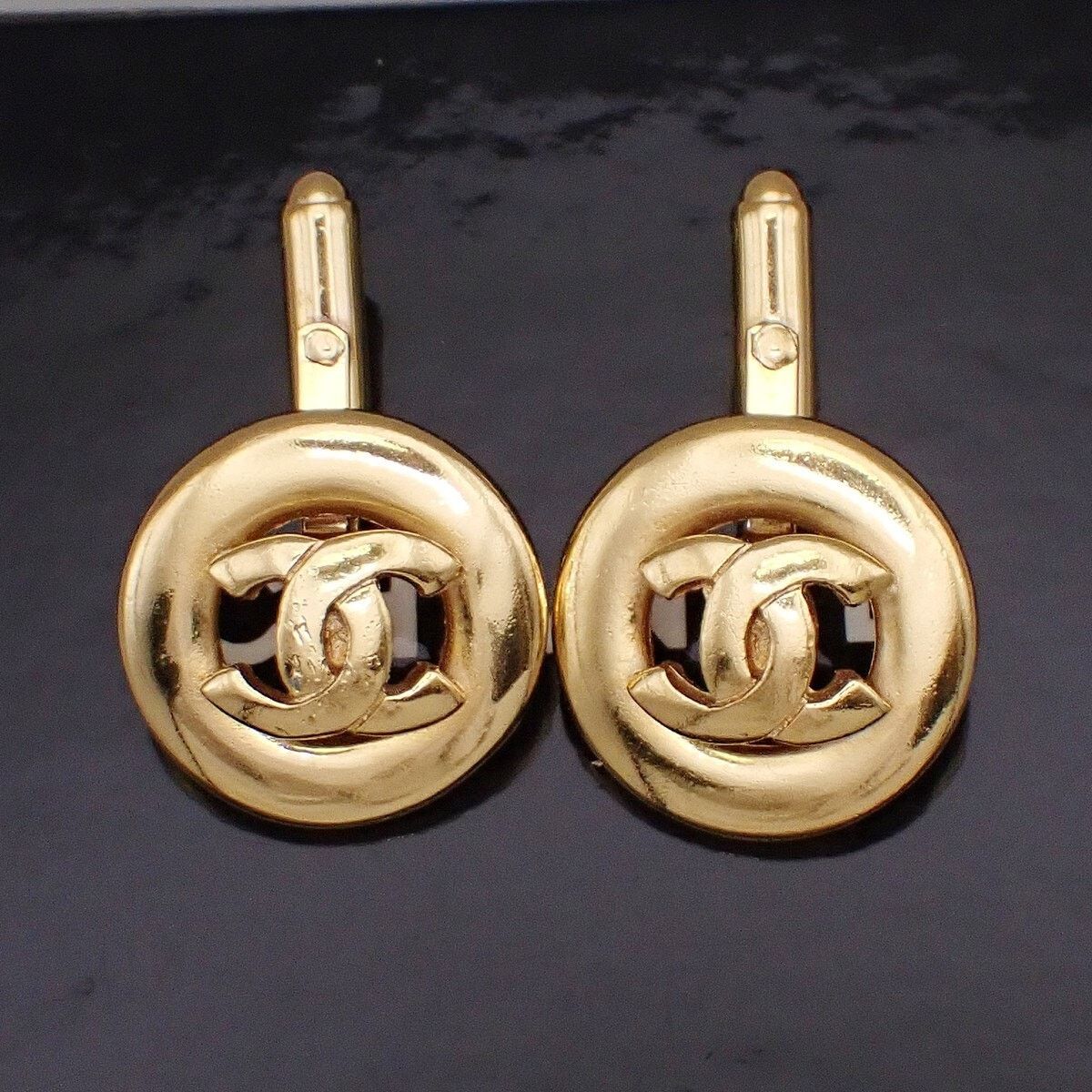 Chanel Chanel Gold Plated Vintage Logo Round Cufflinks Gold Size ONE SIZE - 1 Thumbnail