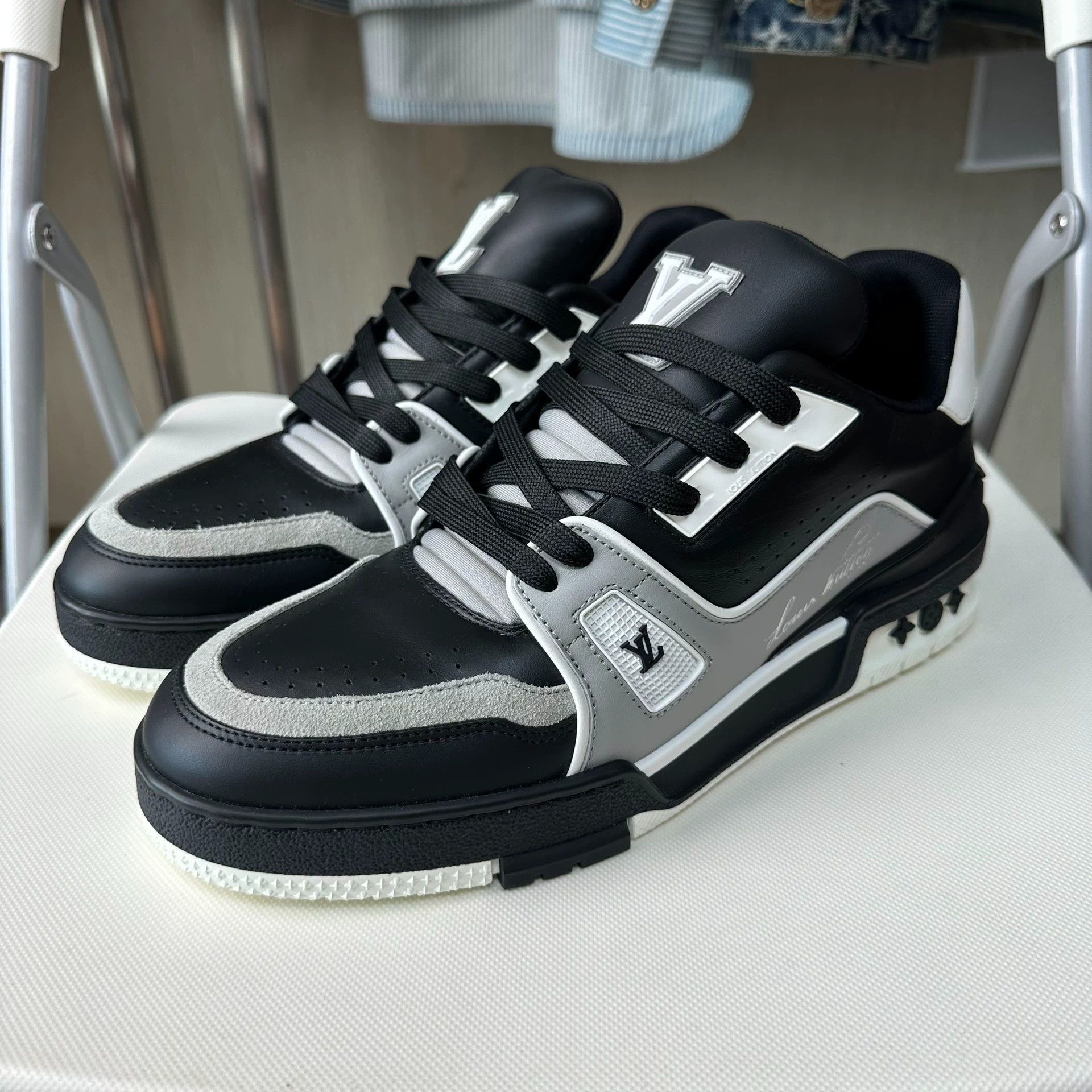 Louis Vuitton LOUIS VUITTON Trainer Leather Low Top Men's Black Size US 6 / EU 39 - 1 Thumbnail
