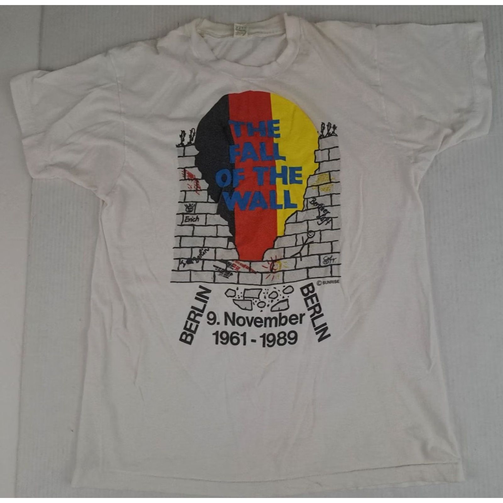 Vintage VINTAGE Berlin Wall 1989 USA Made Printed T-Shirt XL White Cotton Graphic Print Crew Neck Short Sleeve Unisex Adults 1980s Running Shirt Men Women Size US XL / EU 56 / 4 - 3 Thumbnail