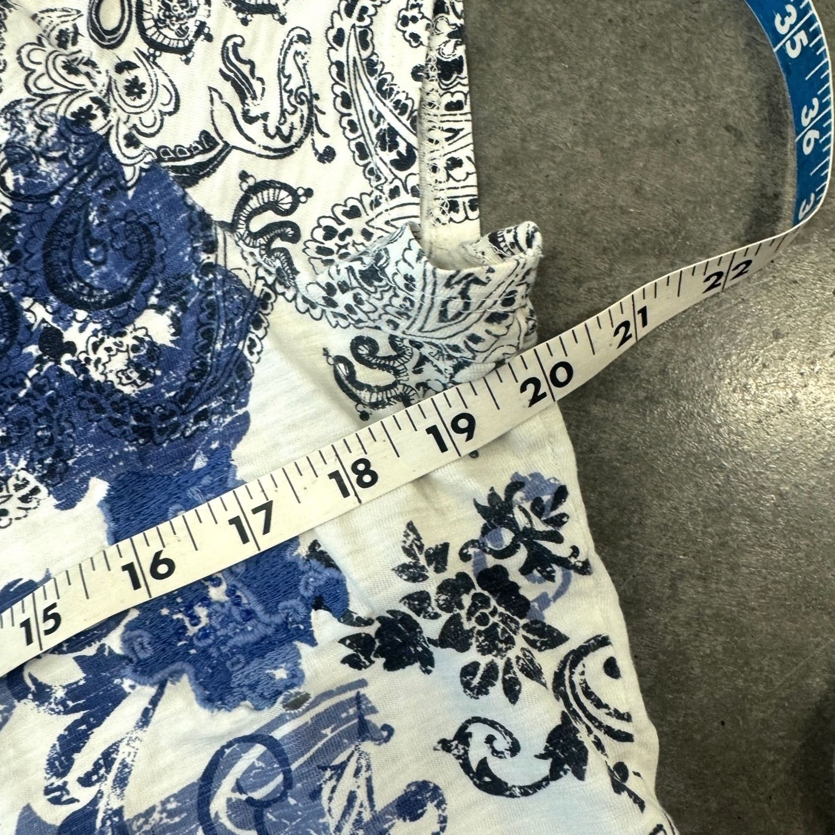 Vintage VINTAGE Y2K White Blue Graphic Grunge Cross Short Sleeve Tee Women's XL Size 40" / US 18 - 3 Thumbnail