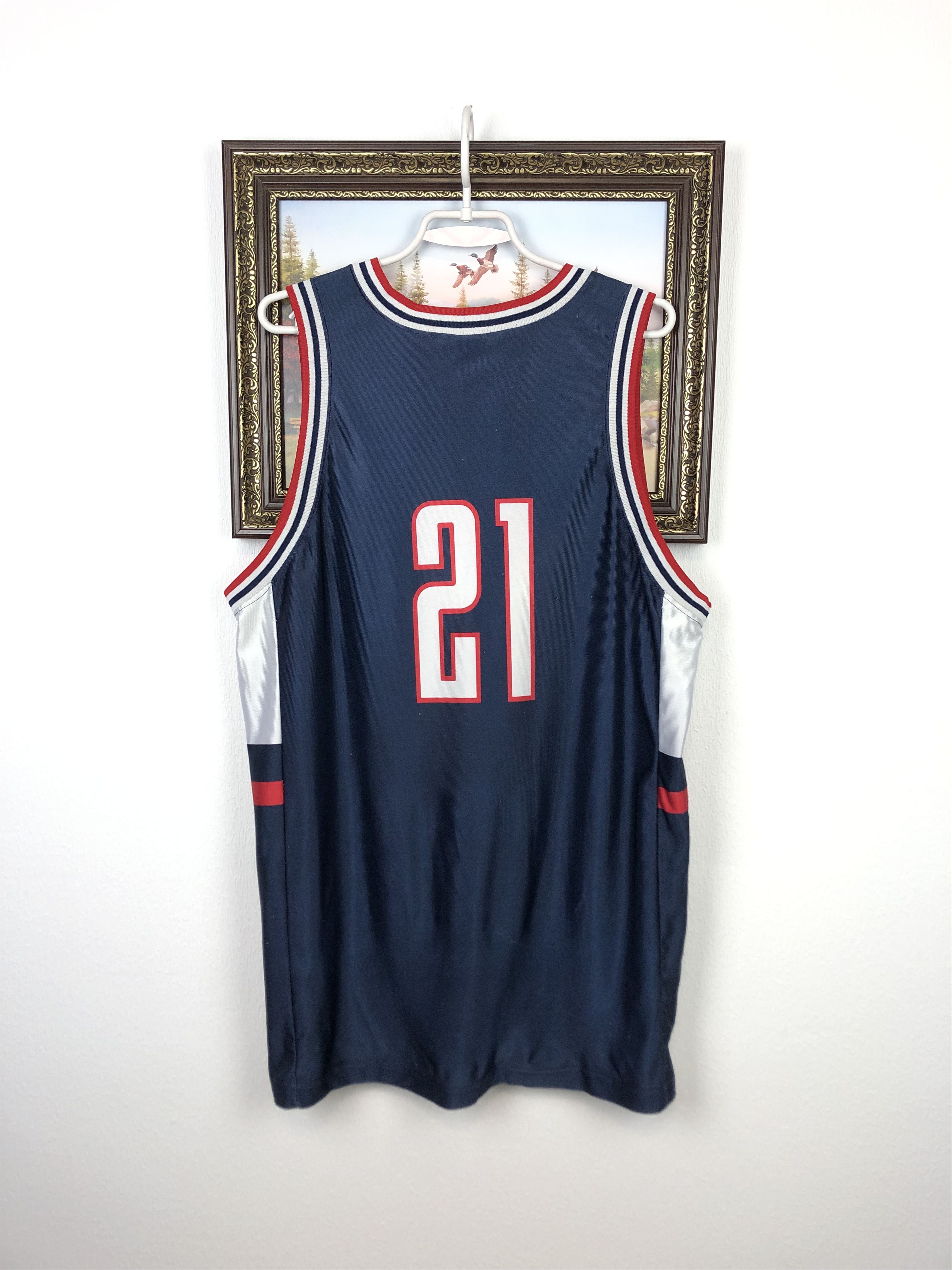 Nike Vintage Connecticut Huskies UCONN Moore NCAA Tee Jersey Size US L / EU 52-54 / 3 - 12 Thumbnail