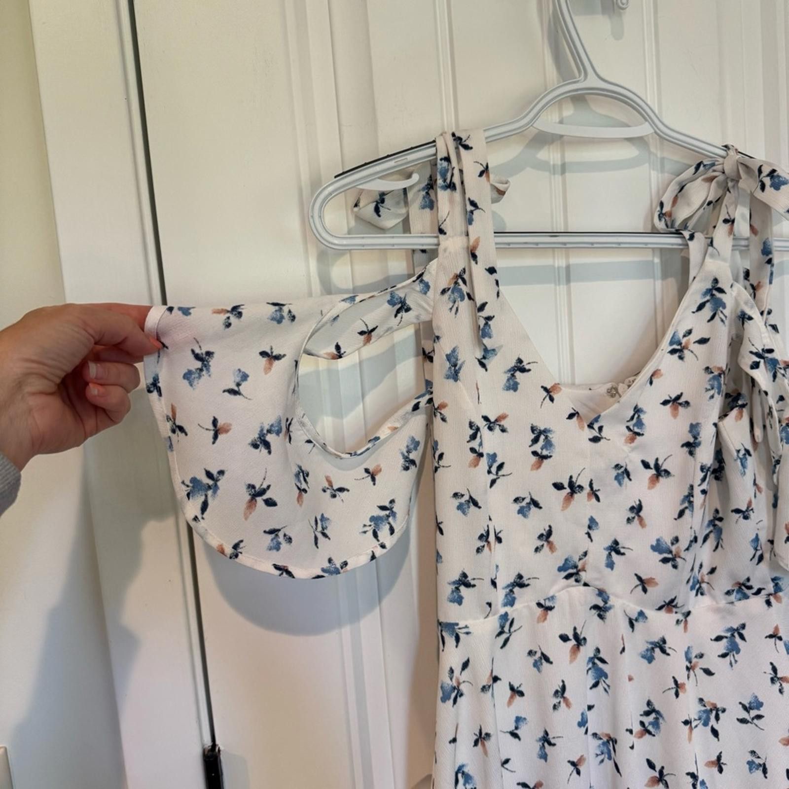 Other Altar’d State | White Dress with Blue Floral Pattern Size S / US 4 / IT 40 - 2 Thumbnail
