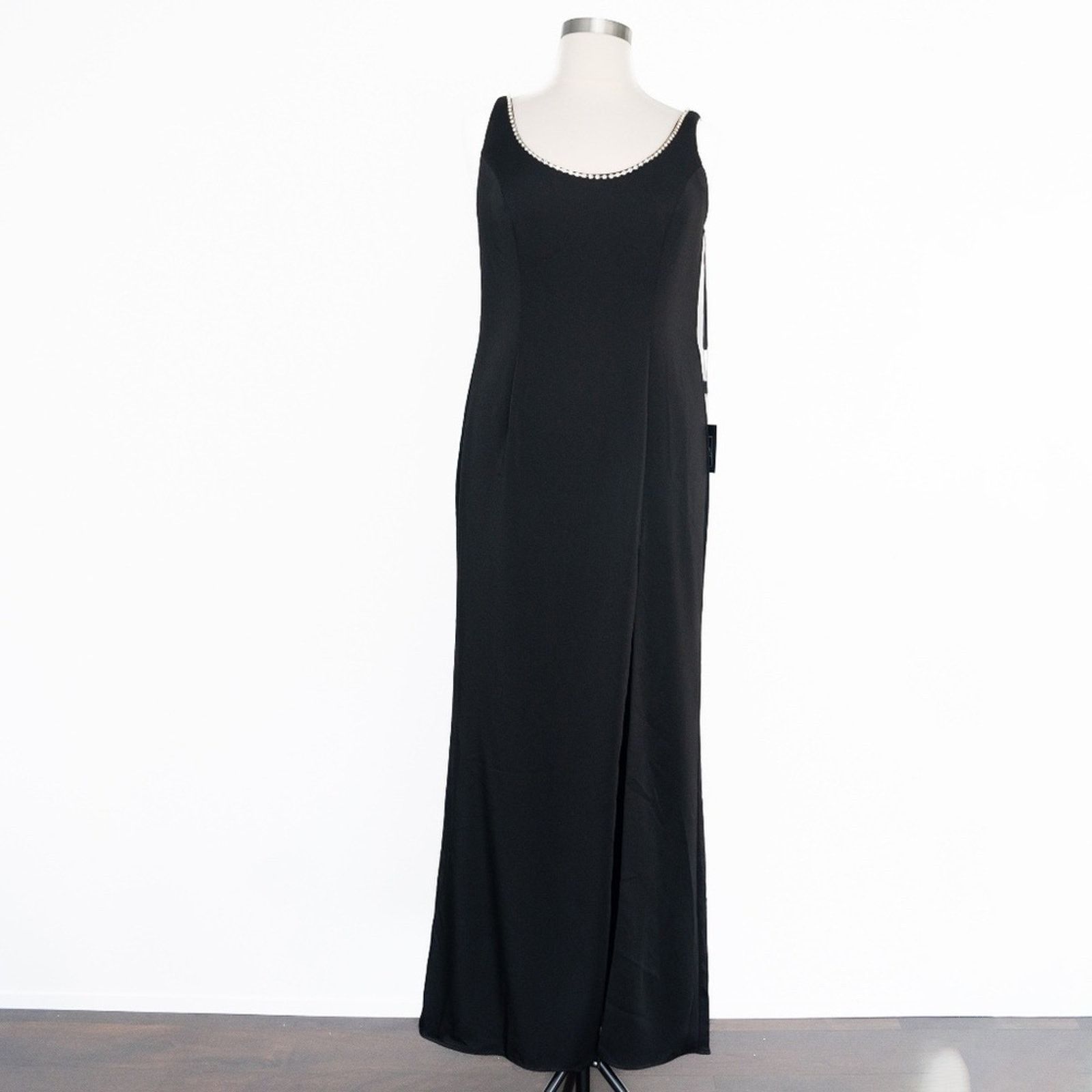 Designer Mac Duggal. Sleeveless Crystal Scoop Neckline Column Gown. Size XL / US 12-14 / IT 48-50 - 2 Thumbnail