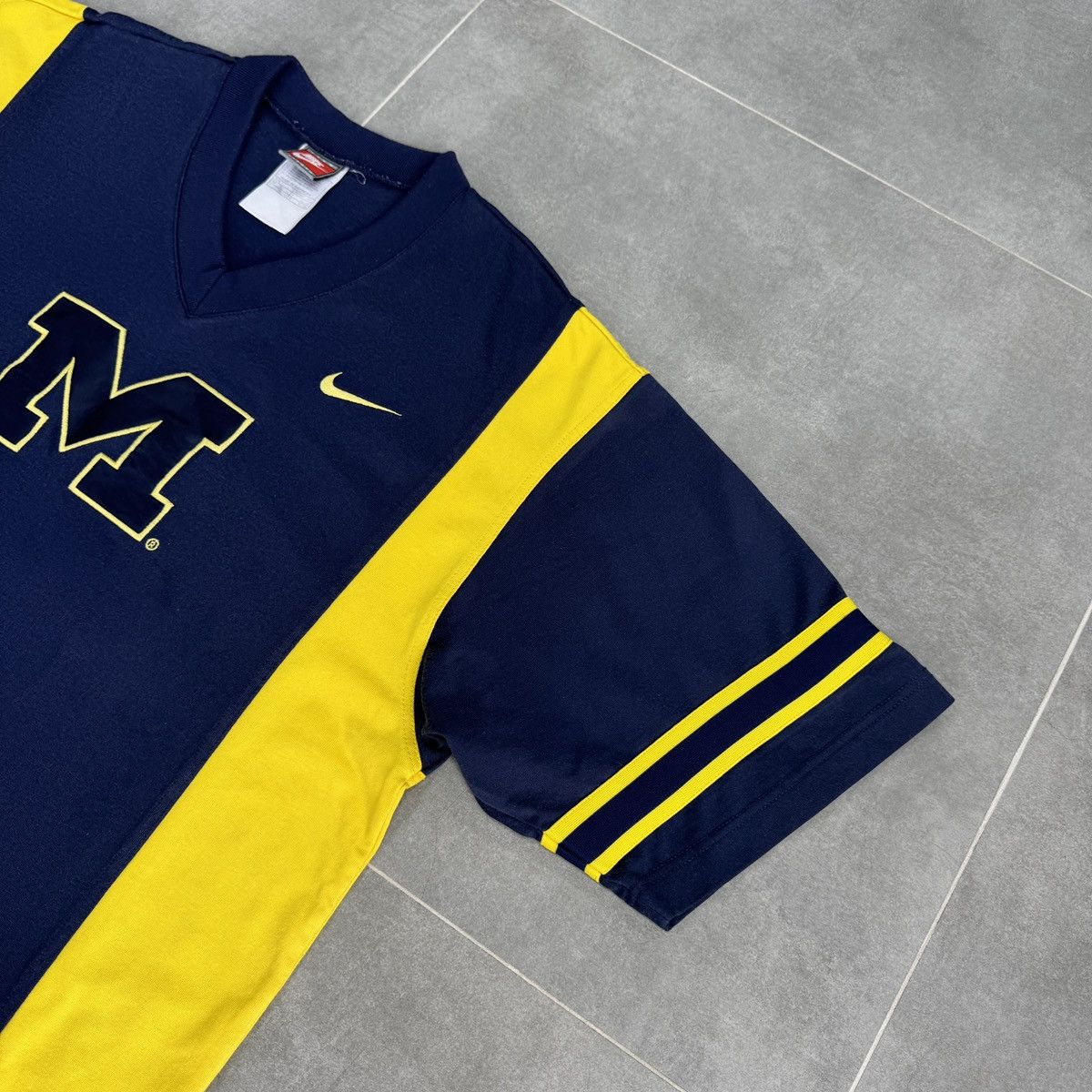 Vintage Vintage Nike Michigan Wolverines NCAA Football Y2K Shirt Size US L / EU 52-54 / 3 - 5 Thumbnail