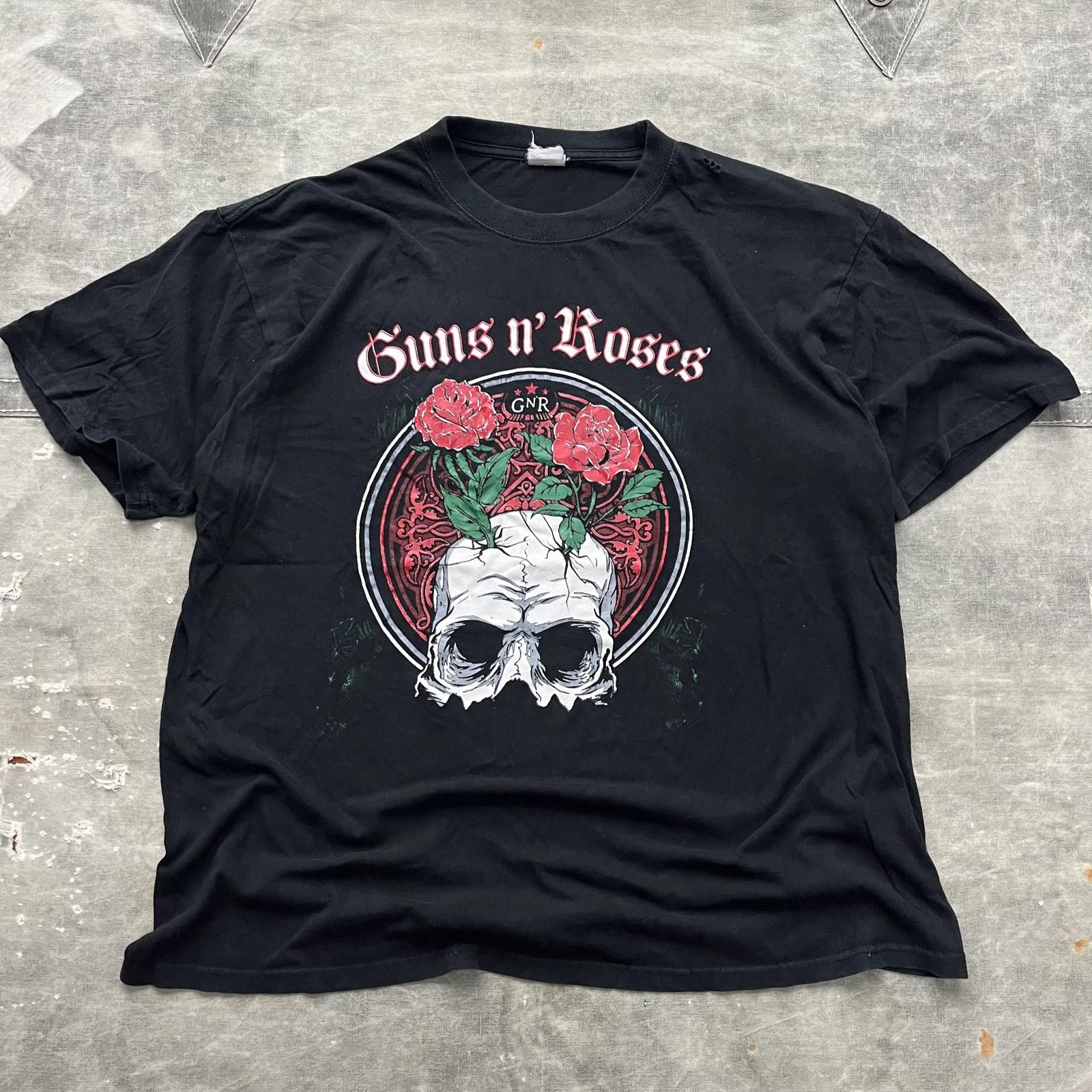 Band Tees × Guns N' Roses × Vintage Vintage Y2K Guns N’ Roses Rock Band Floral Rose Skull Shirt Size US XL / EU 56 / 4 - 1 Thumbnail