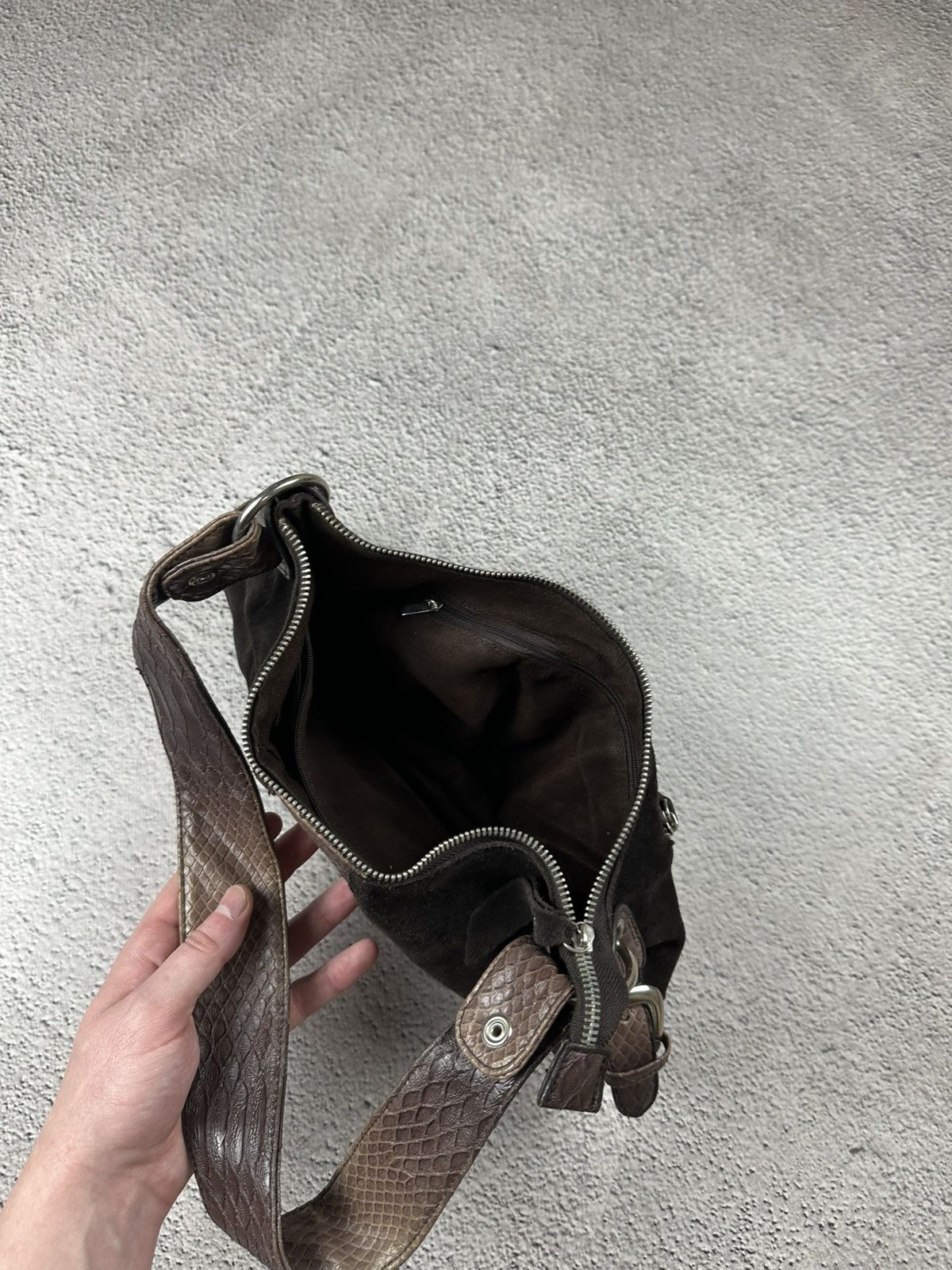 Guess Vintage Guess Style Bag Suede Canvas Y2K Logo Faded SK8 Size ONE SIZE - 13 Thumbnail