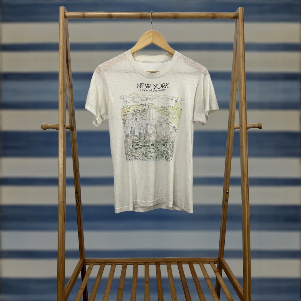Vintage VINTAGE Art T-Shirt M White The New Yorker 80s New York View Of The World Paper Thin Burnout Worn Mens Size US M / EU 48-50 / 2 - 1 Thumbnail