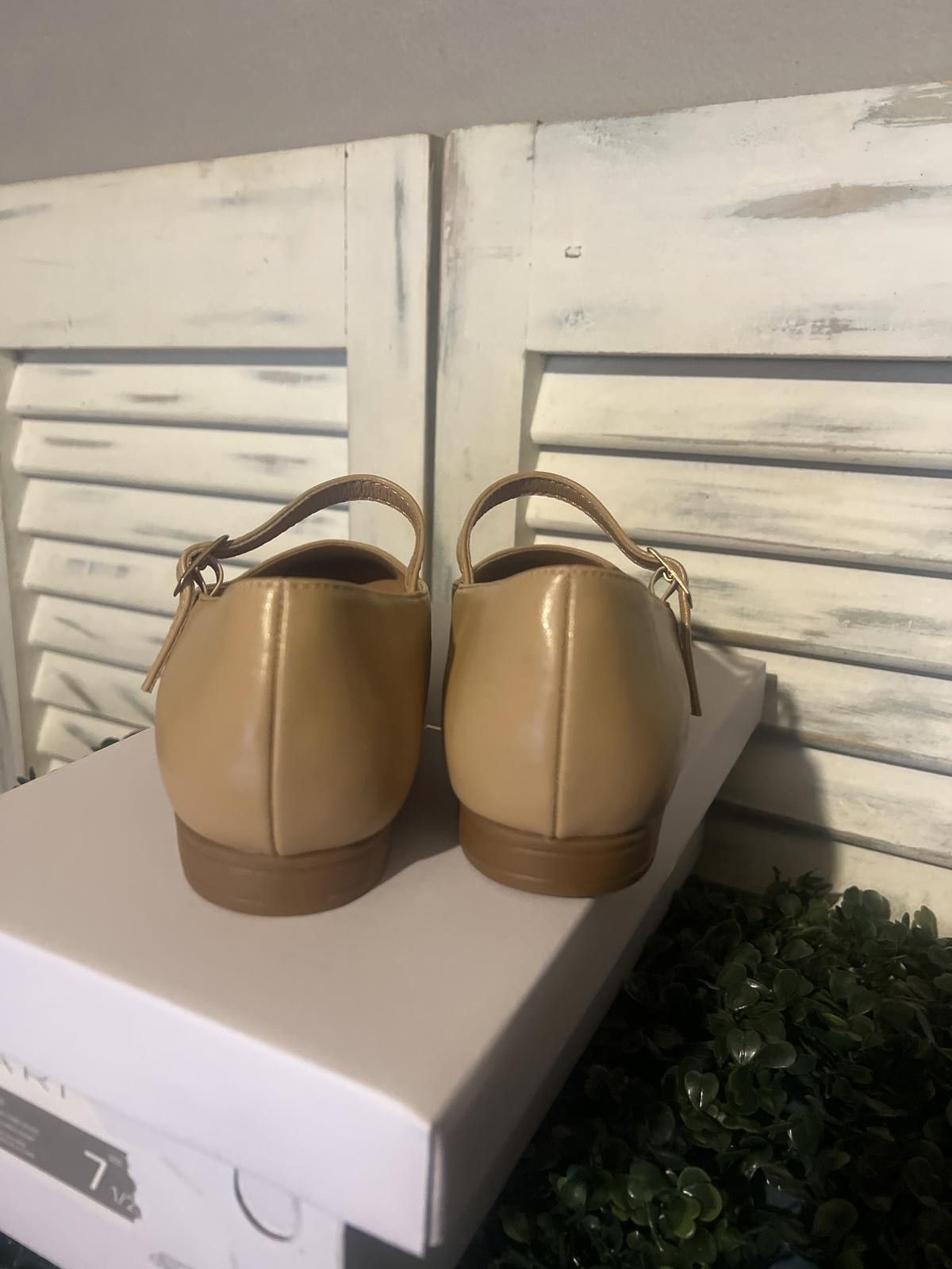 Elie Tahari Tahari Women's Beige and Black Mary Jane Flats Size 7.5 Size US 7.5 / IT 37.5 - 7 Thumbnail