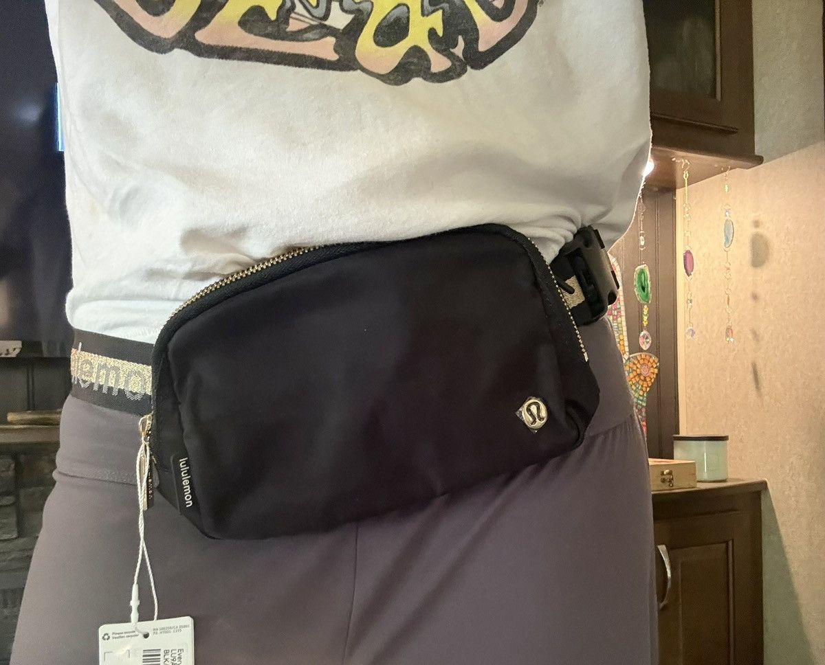 Lululemon NWT Lululemon Everywhere BeltBag/CrossbodyBag Wordmark Strap Size ONE SIZE - 12 Thumbnail