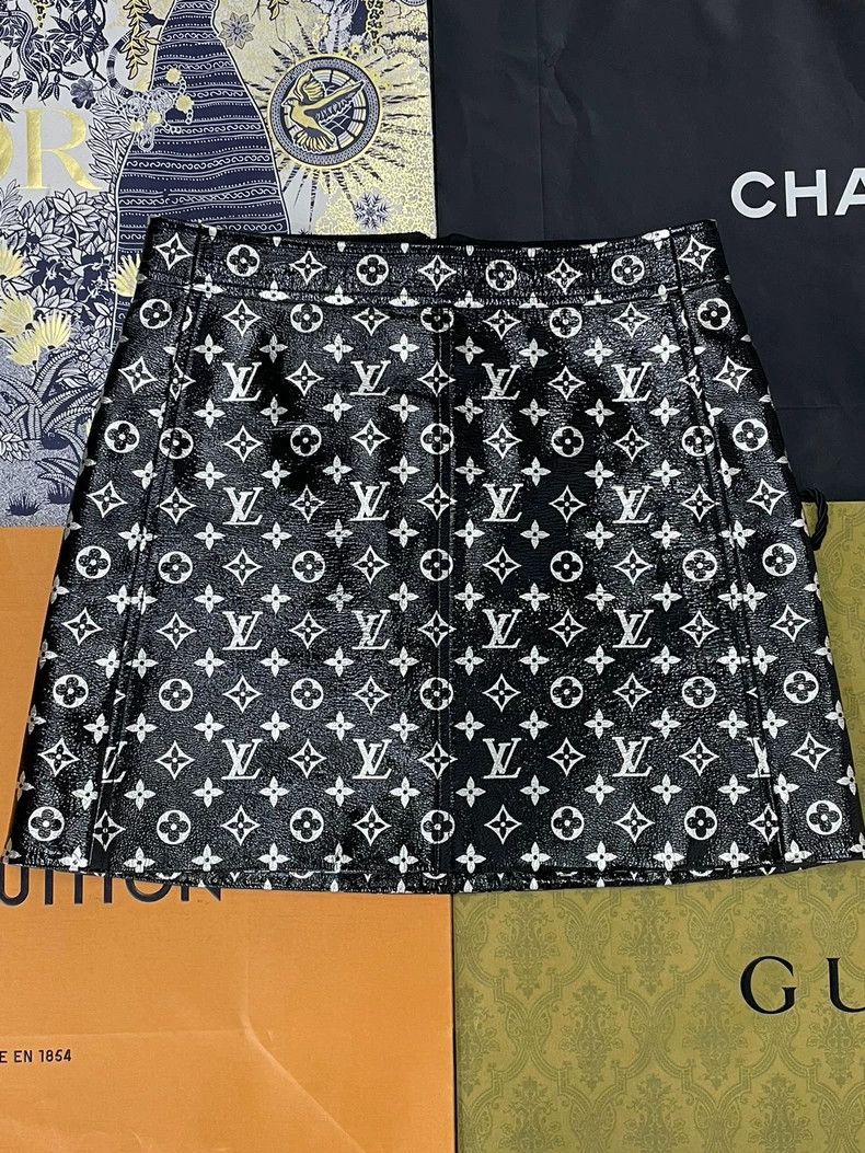 Louis Vuitton Louis Vuitton Black with white presbyopic full logo leathe Size 35" - 1 Thumbnail