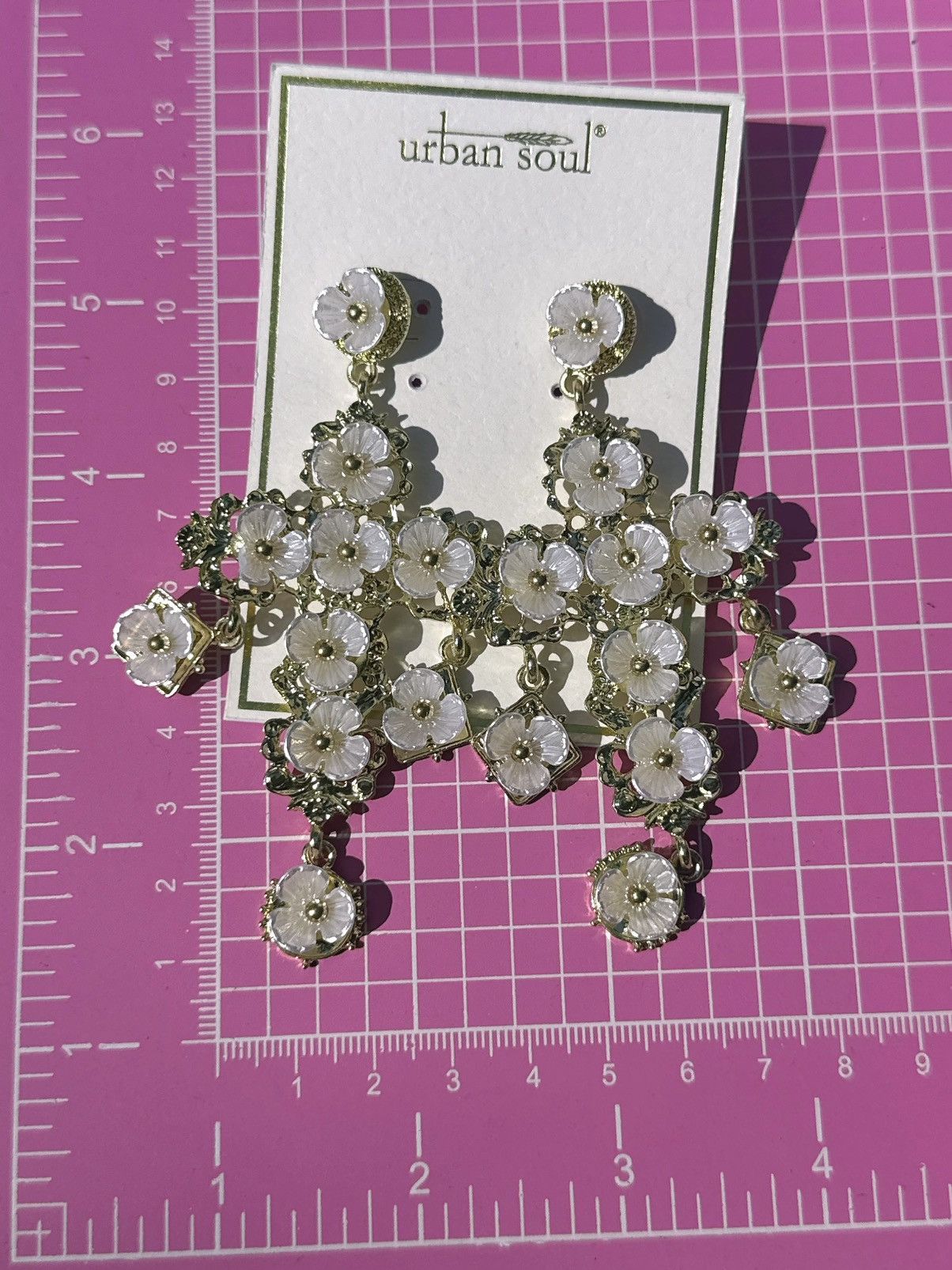 Designer Urban Soul glory earrings white flowers gold tone tassels Size ONE SIZE - 2 Thumbnail