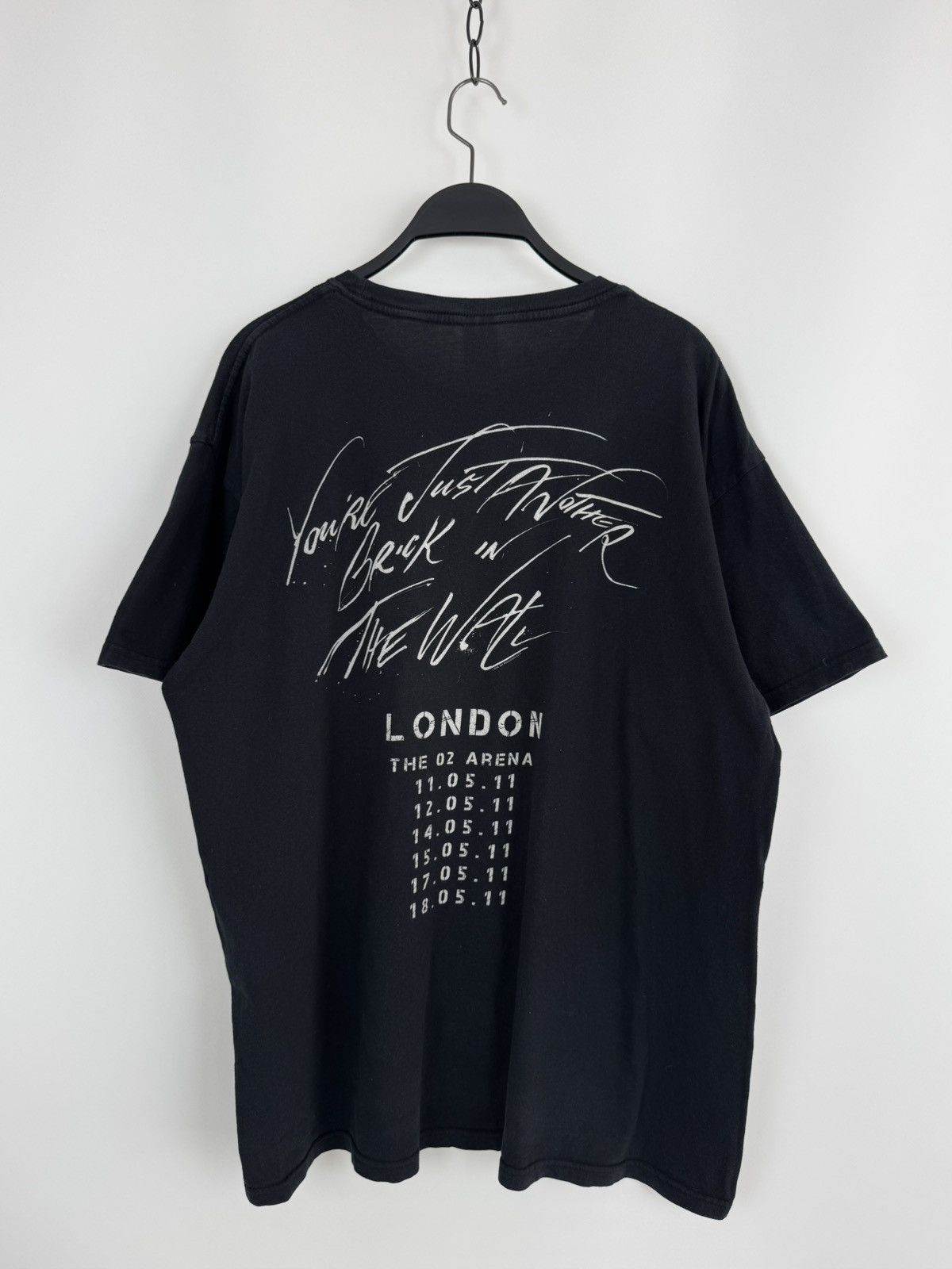 Band Tees 2011 Roger Waters The Wall Live London Tour T-Shirt Size US XL / EU 56 / 4 - 8 Thumbnail