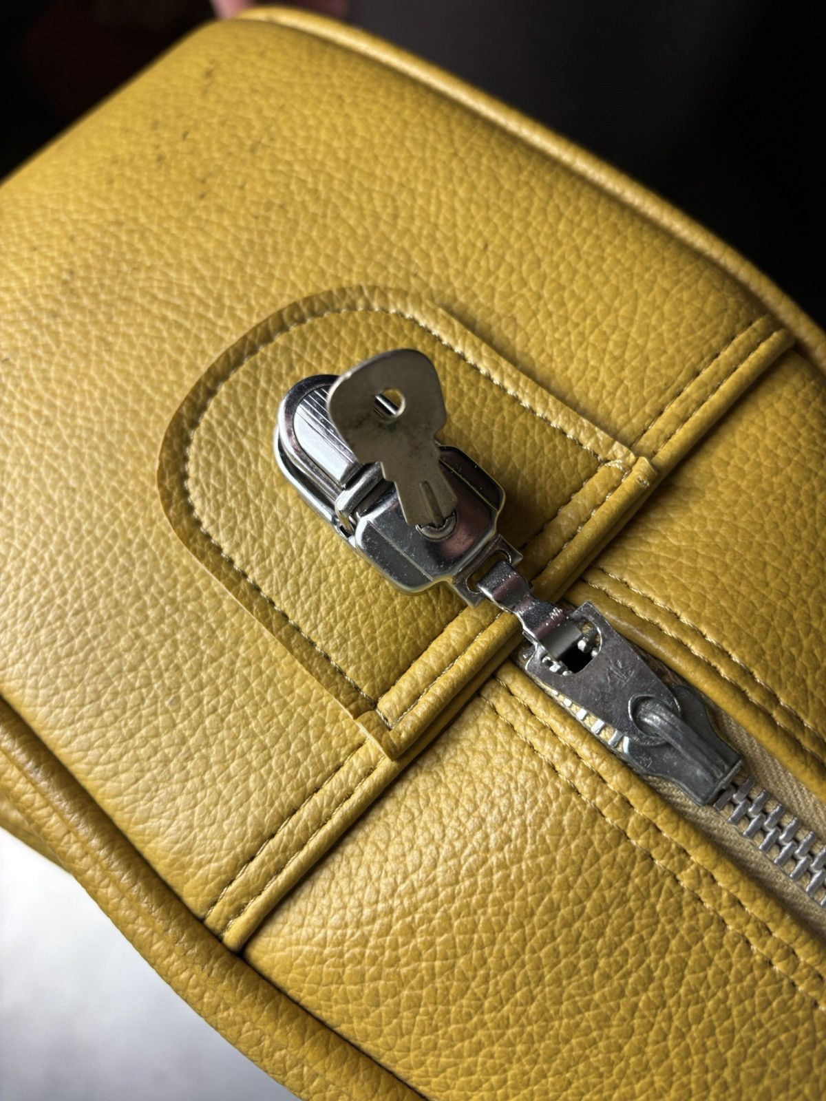 Vintage 1970s Bowling Bag Vintage Briefcase Tote Bag Lock & Key Size ONE SIZE - 5 Thumbnail