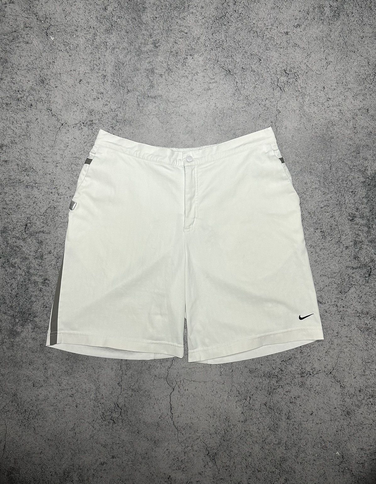 Vintage Vintage Nike Court Tennis Swoosh Logo Shorts Size L Size US 34 / EU 50 - 1 Thumbnail
