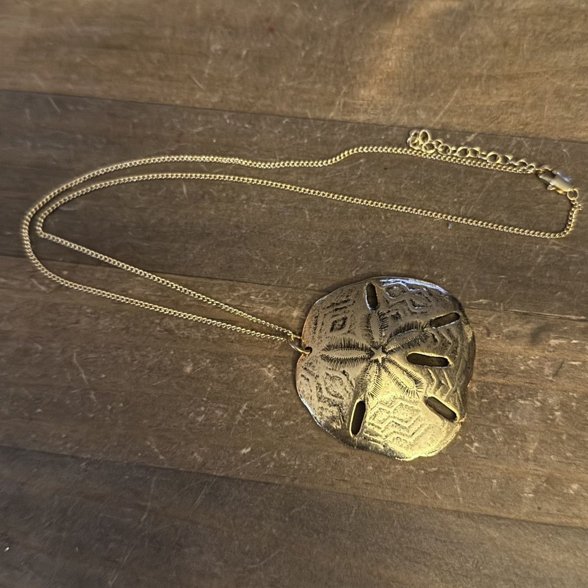 Other Gold tone large Sand Dollar pendant necklace Size ONE SIZE - 2 Thumbnail