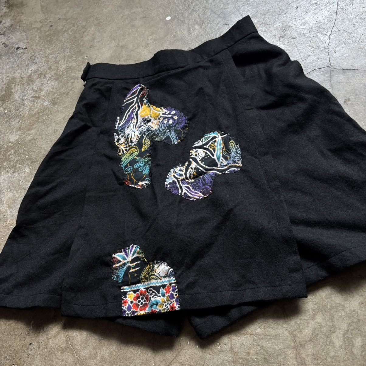 Givenchy Givenchy skirt short custom batik malaysia Size 26" / US 2 / IT 38 - 7 Thumbnail