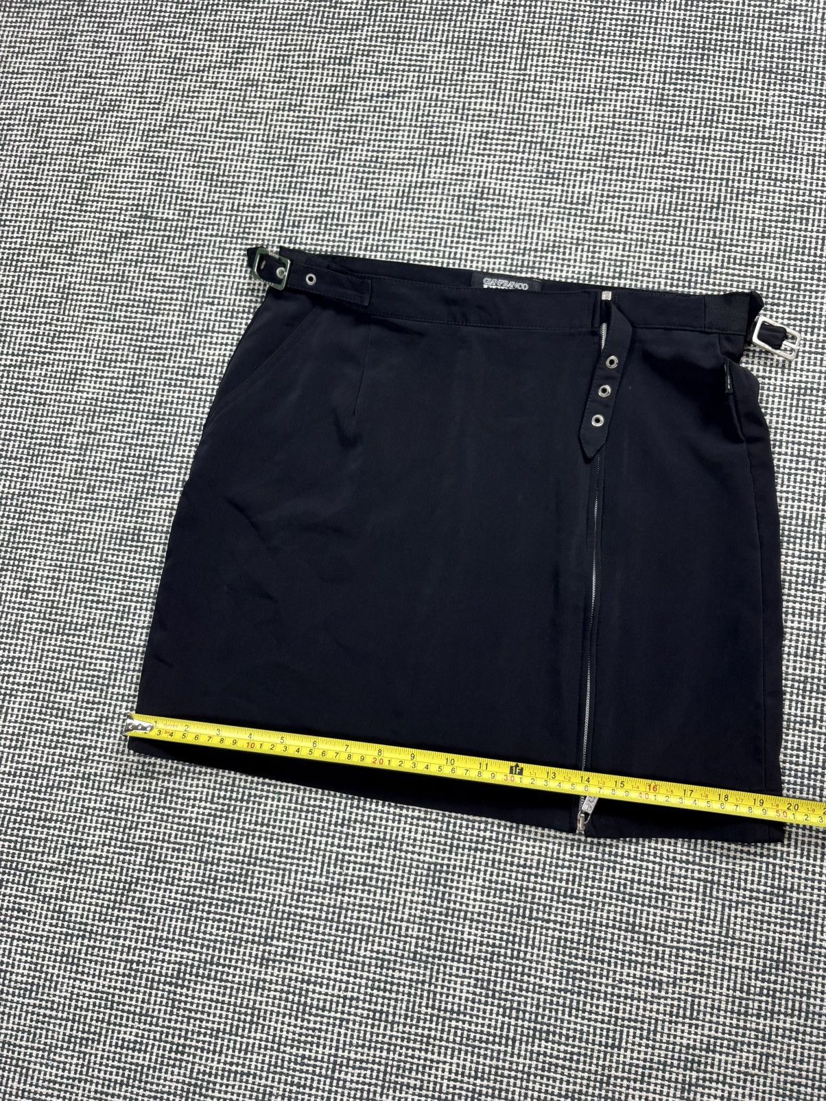 Gianfranco Ferre Gianfranco Ferre nylon bondage full zip skirt avant garde Size 30" / US 8 / IT 44 - 8 Thumbnail