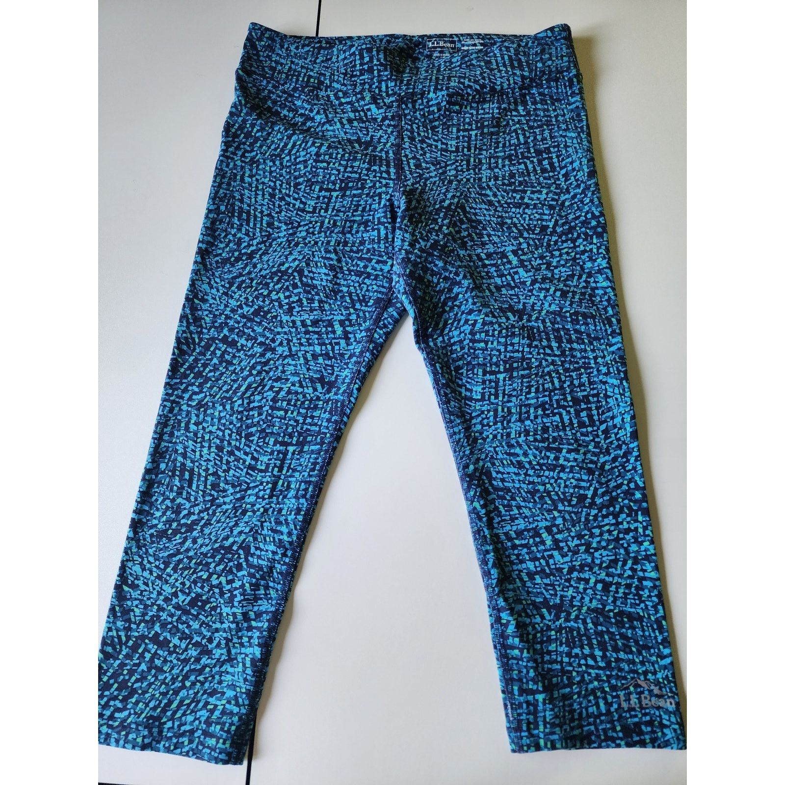 L.L. Bean L.L. Bean Performance Capri Womens Medium Blue Geo Size 30" / US 8 / IT 44 - 1 Thumbnail