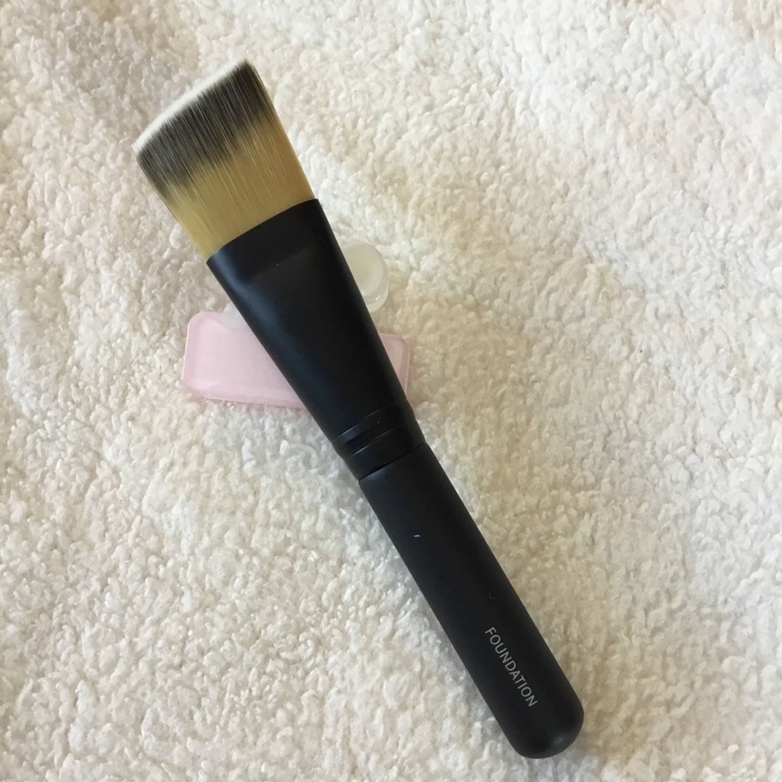 Other Le Métier de Beauté Flat Angled Foundation Brush Size ONE SIZE - 3 Thumbnail