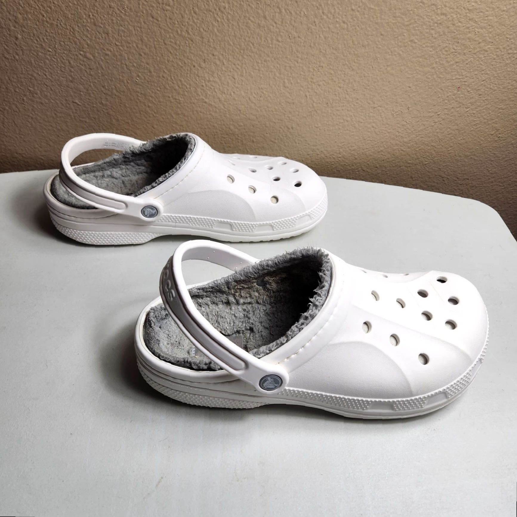 Crocs Crocs Fleece Lined |Mens 10/Womens 12| White/Gray Strap Back Clogs Size L / US 10 / IT 46 - 7 Thumbnail