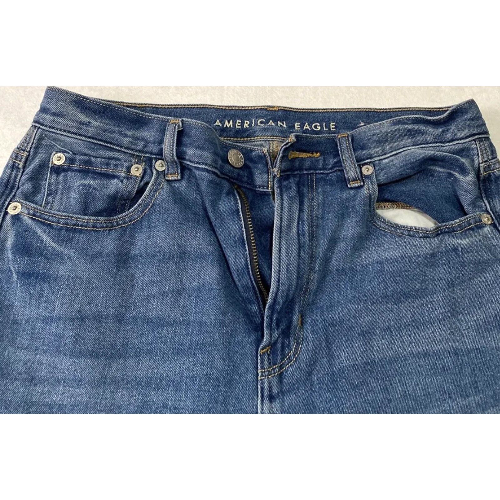 American Eagle Outfitters American Eagle Jeans Women’s 30w Denim Distressed Light Wash/25.5-28-6 Mom Jea ns Womens (Regular) Size 30" / US 8 / IT 44 - 3 Thumbnail