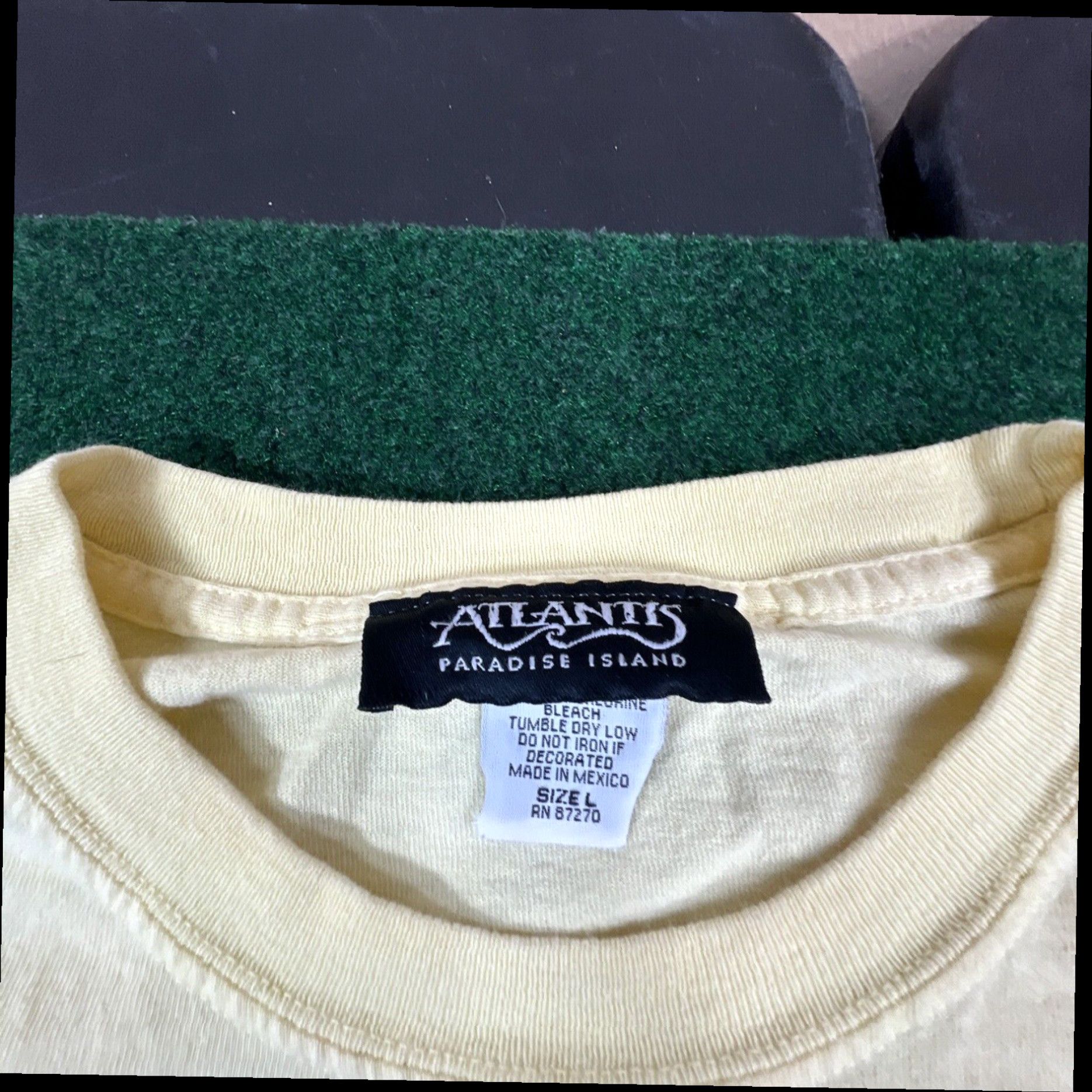Vintage Vintage 2004 Atlantis Paradise Island Shirt Size Large Rare Yellow Size US L / EU 52-54 / 3 - 4 Thumbnail