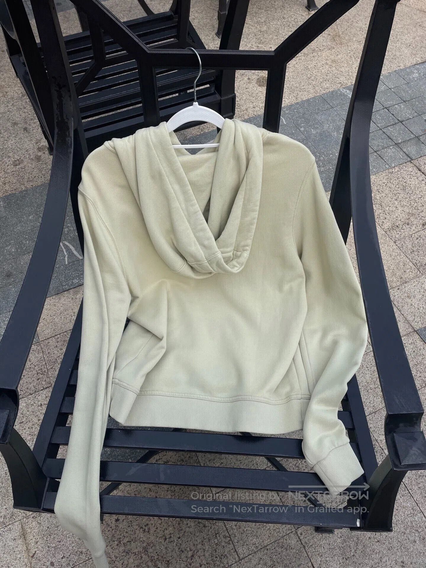 Burberry Burberry Sweatshirt in Beige for Sale. Size US XS / EU 42 / 0 - 2 Thumbnail
