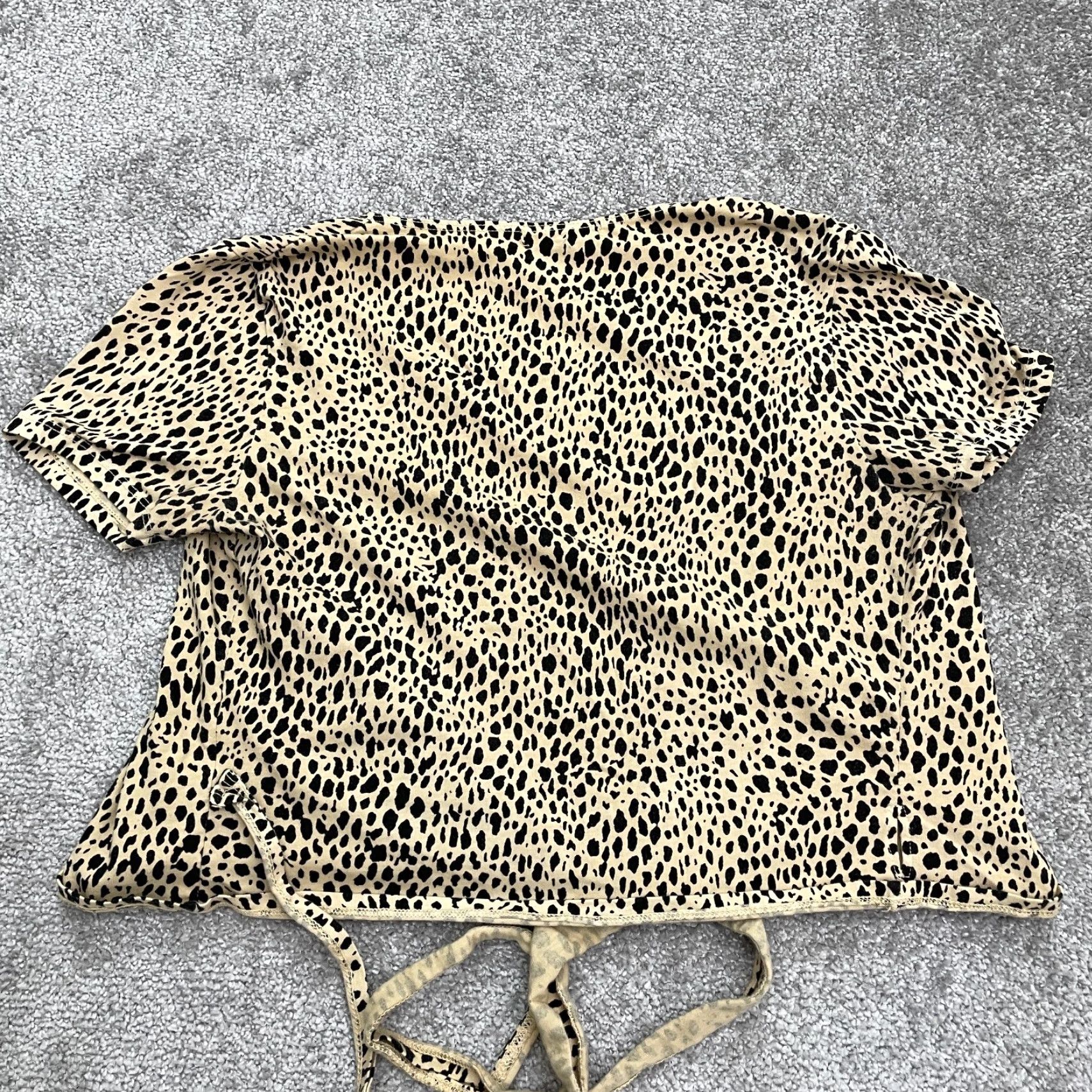 Brandy Melville Brandy Merville Cropped Top Shirt Womens S Brown Leopard Short Sleeve V-Neck Knit Cotton Spandex Regular Fit Mockup: Animal Print Jewelry? Size S / US 4 / IT 40 - 3 Thumbnail