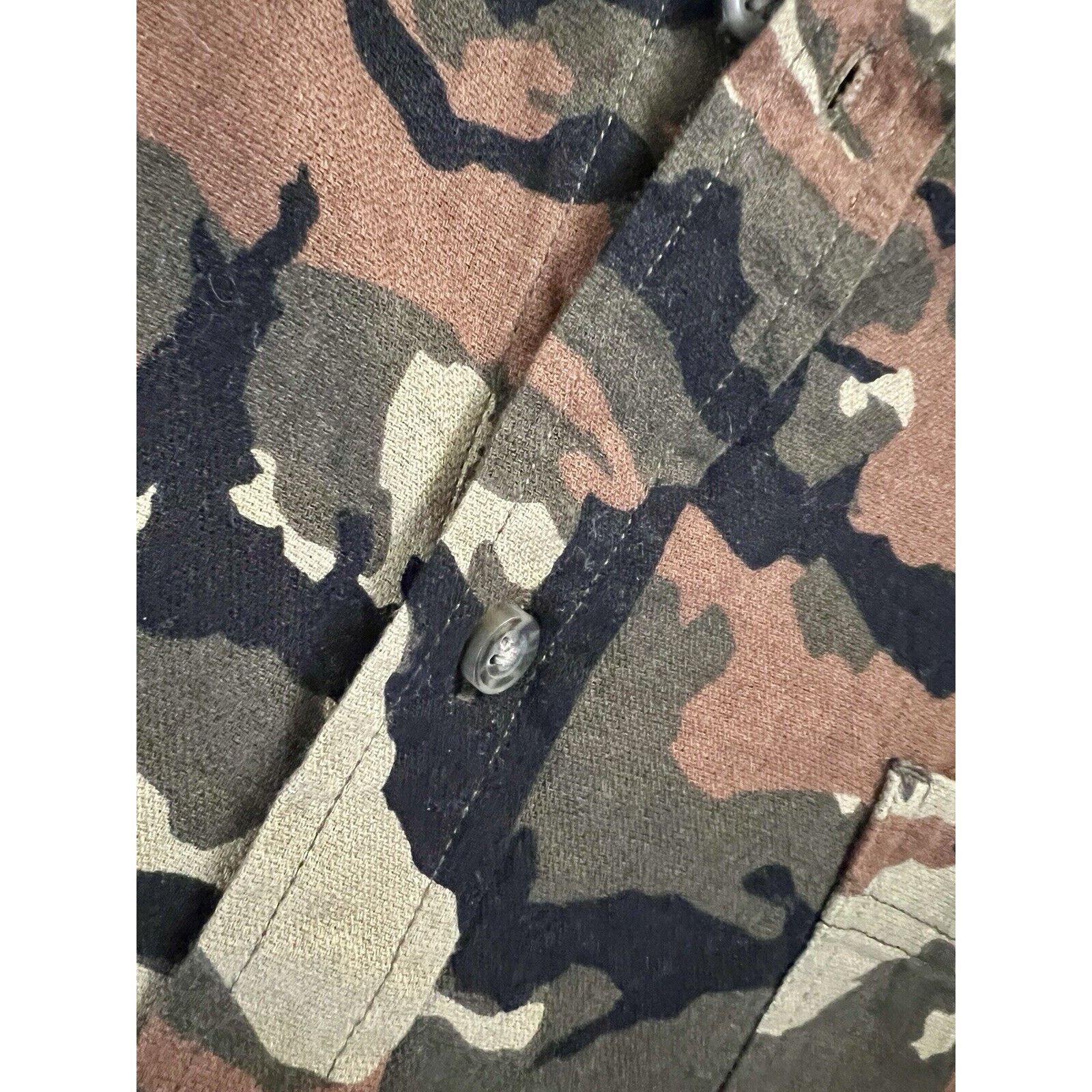 Other GOODFELLOW & CO Men's Green Camo Standard-Fit Button-Up LS Size US XL / EU 56 / 4 - 6 Thumbnail