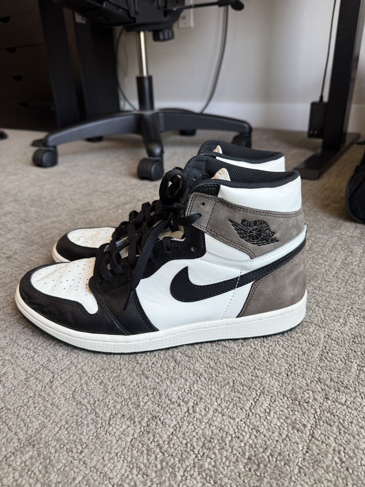 Nike Jordan 1 High Dark Mocha (Size: 11.5) Size US 11.5 / EU 44-45 - 1 Thumbnail