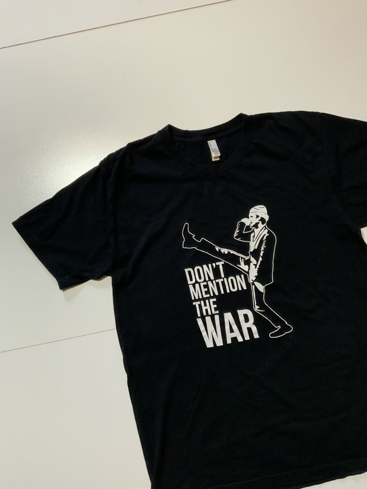 American Apparel Fawlty Towers Dont Mention The War The Germans TV T-Shirt Size US L / EU 52-54 / 3 - 3 Thumbnail