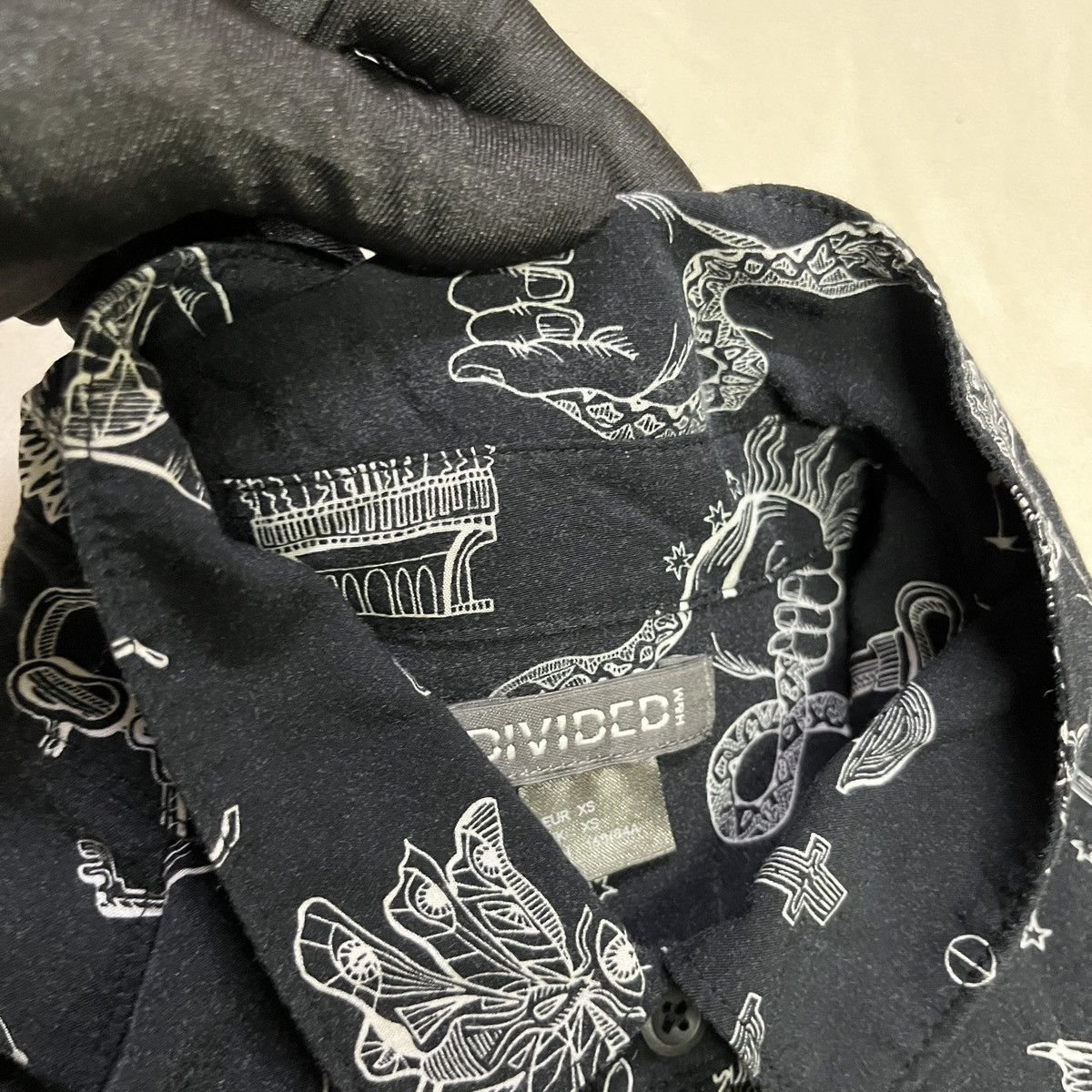 Designer × H&M H&M Goth/Arts Illustration Button Up Shirt Size US XS / EU 42 / 0 - 5 Thumbnail