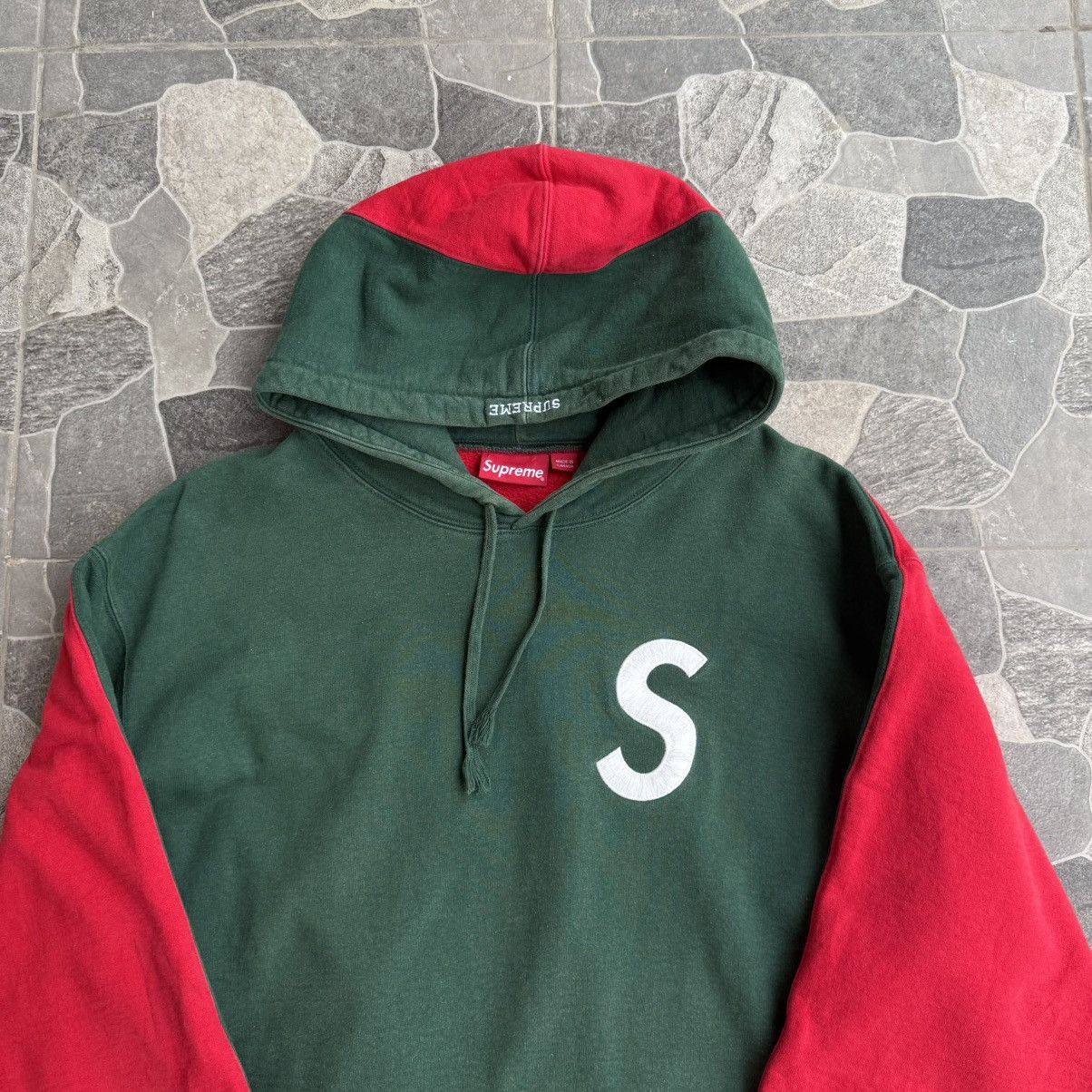 Supreme Supreme Logo S Split Red / Green Size US XL / EU 56 / 4 - 2 Thumbnail