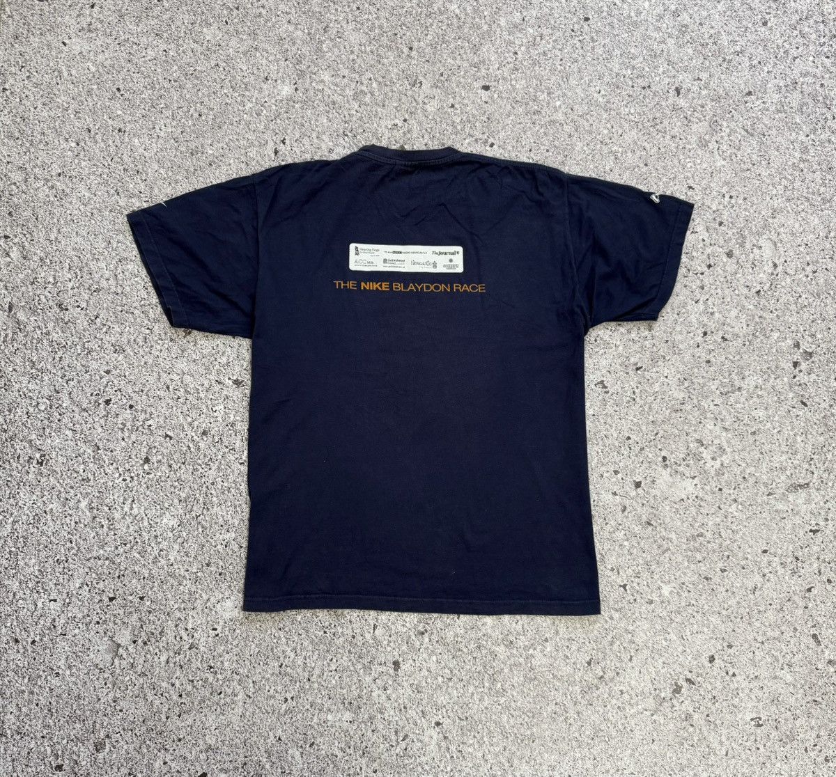 Nike × Vintage Vintage 2003 Nike Gannin Alang The Scotswood Road T-shirt Size US XL / EU 56 / 4 - 6 Thumbnail