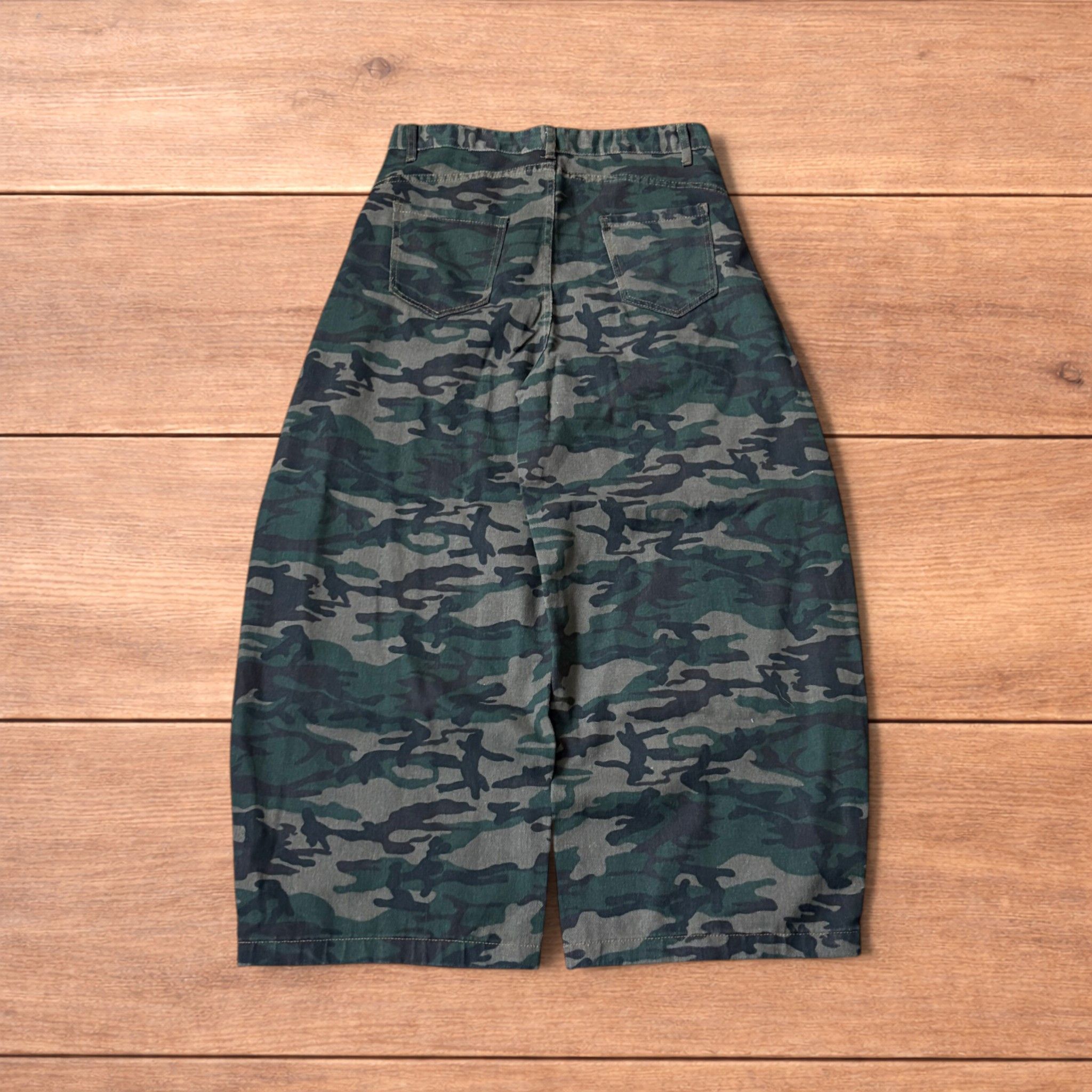Japanese Brand Super baggy wide leg cargo carpenter trousers in army camo. Size US 32 / EU 48 - 2 Thumbnail