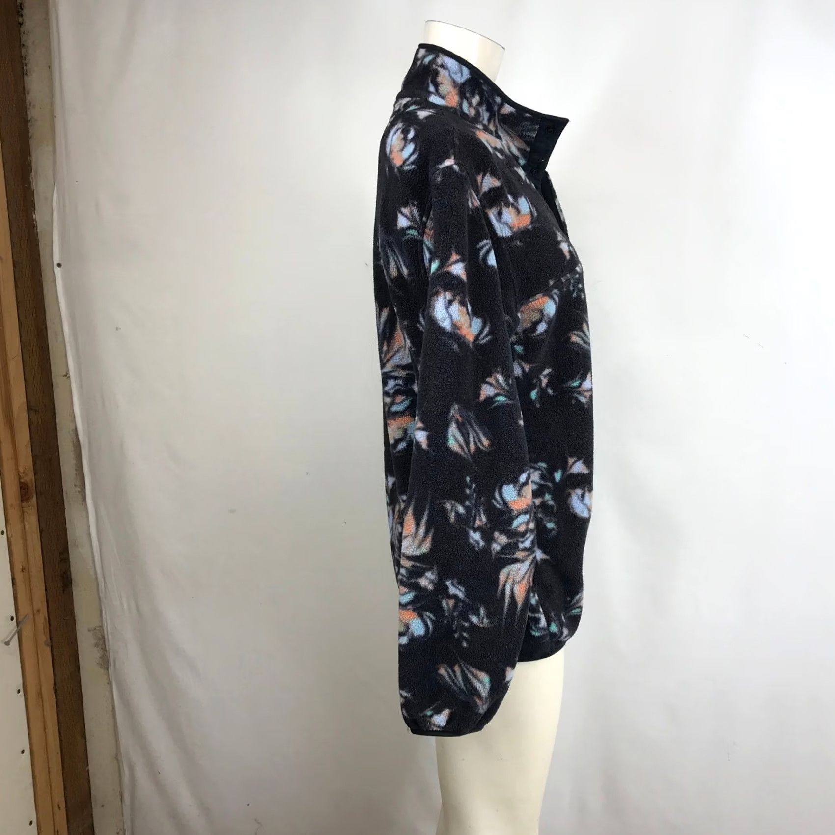 Patagonia Patagonia Fleece Pullover Floral Print Women's M Sweatshirt Long Sleeve 1/2 Zip Snap Pockets Charcoal Black Logo Patch Hanley Neck Size M / US 6-8 / IT 42-44 - 4 Thumbnail