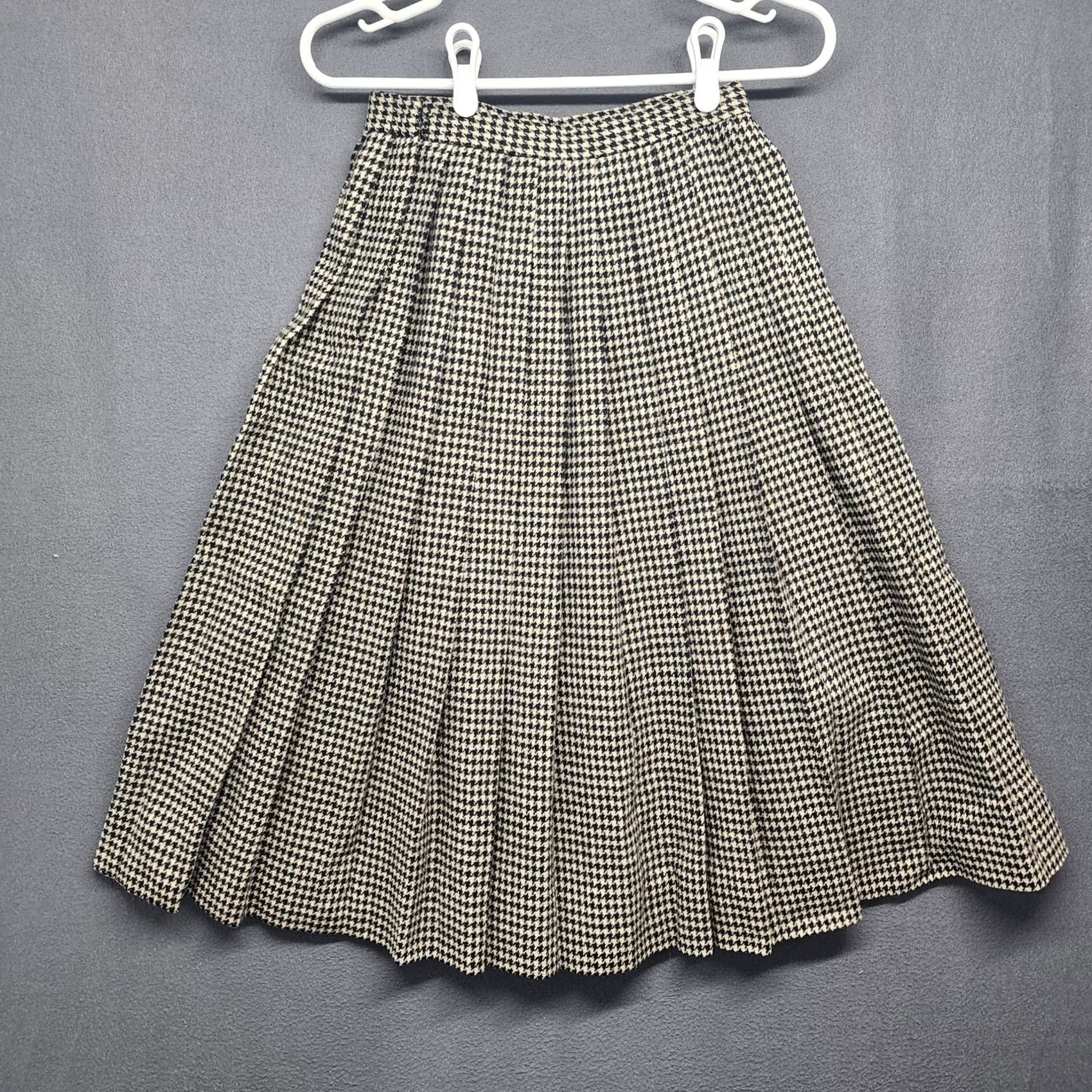 Talbots VINTAGE Talbots Skirt Womens 8 Black Houndstooth Wool Pleated Side Zip Classic Womens Size 30" / US 8 / IT 44 - 2 Thumbnail