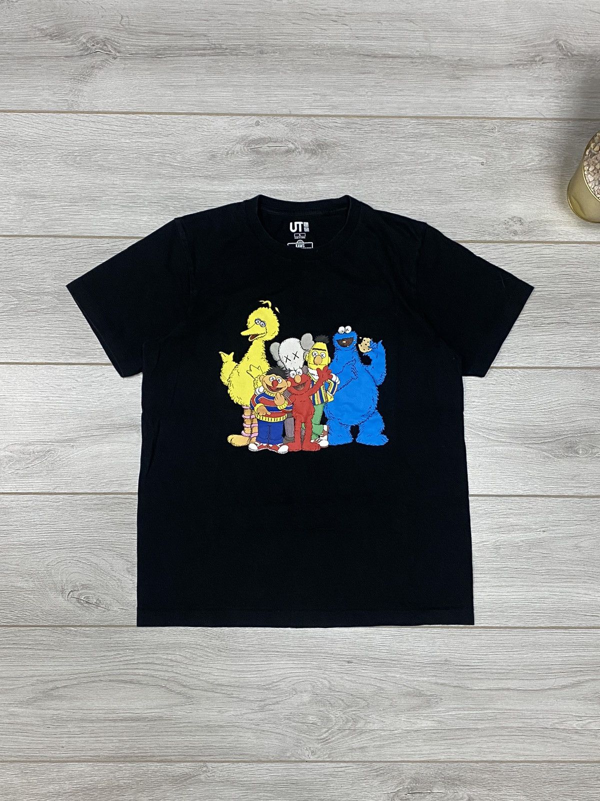 Kaws × Uniqlo KAWS Uniqlo sesame street big print x x t-shirt Size US S / EU 44-46 / 1 - 1 Thumbnail