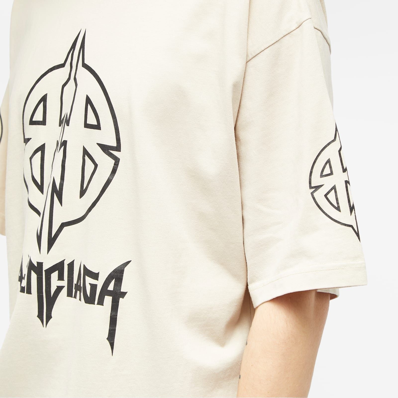 Balenciaga o1srvl11e0825 Metal BB Medium Fit T-Shirt in Beige Size US L / EU 52-54 / 3 - 5 Thumbnail