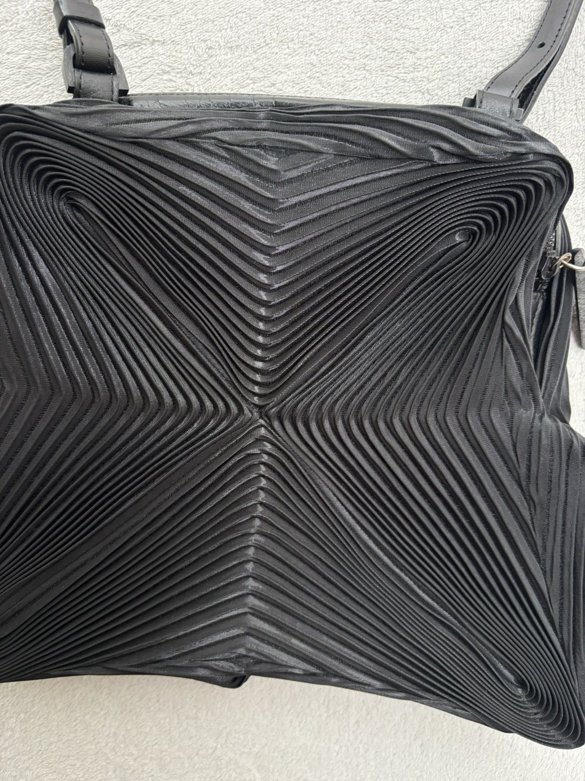 Issey Miyake Issey Miyake Meteorite Sling Bag Size ONE SIZE - 8 Thumbnail