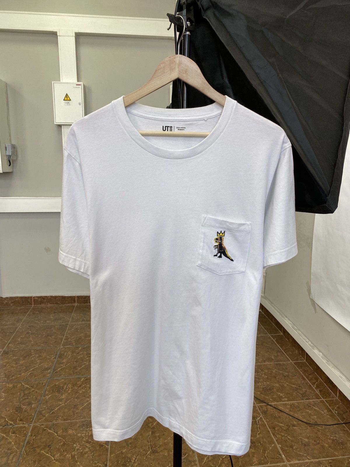 Japanese Brand × Jean-Michel Basquiat × Uniqlo Y2K Uniqlo Jean Michel Basquiat Art Rare Retro T-Shirt Hype Size US XL / EU 56 / 4 - 2 Thumbnail