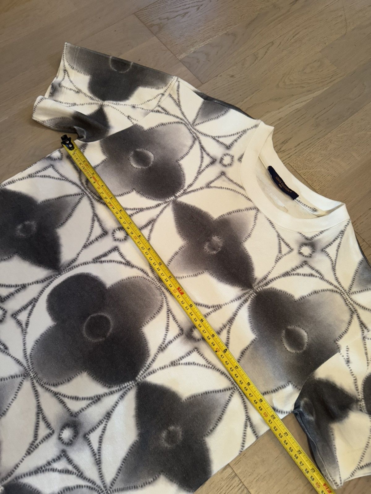 Louis Vuitton LOUIS VUITTON tshirt , real measurements by tape in photos Size US M / EU 48-50 / 2 - 4 Thumbnail