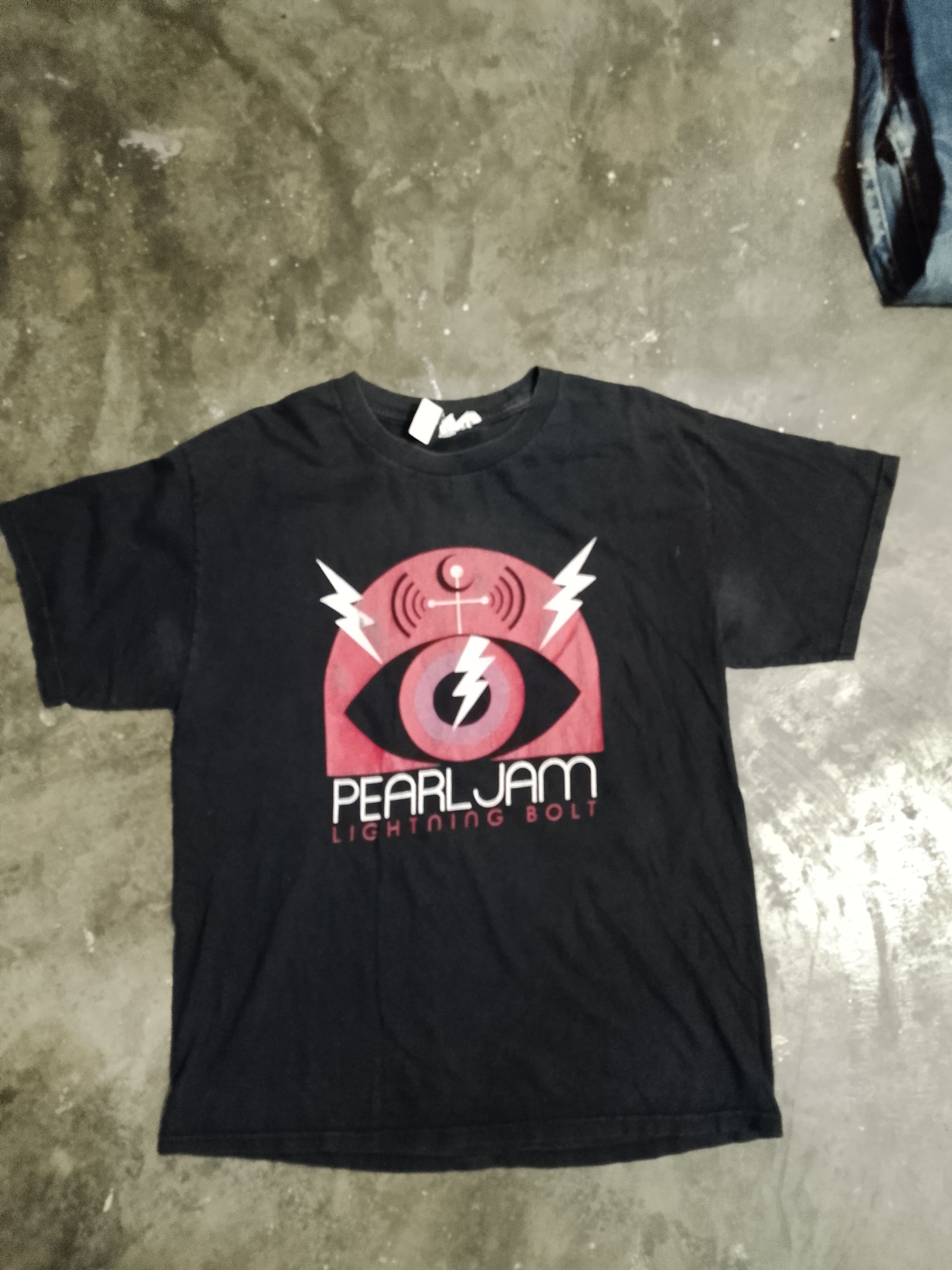 Band Tees Pearl Jam lightning bolt tee Size US L / EU 52-54 / 3 - 1 Thumbnail