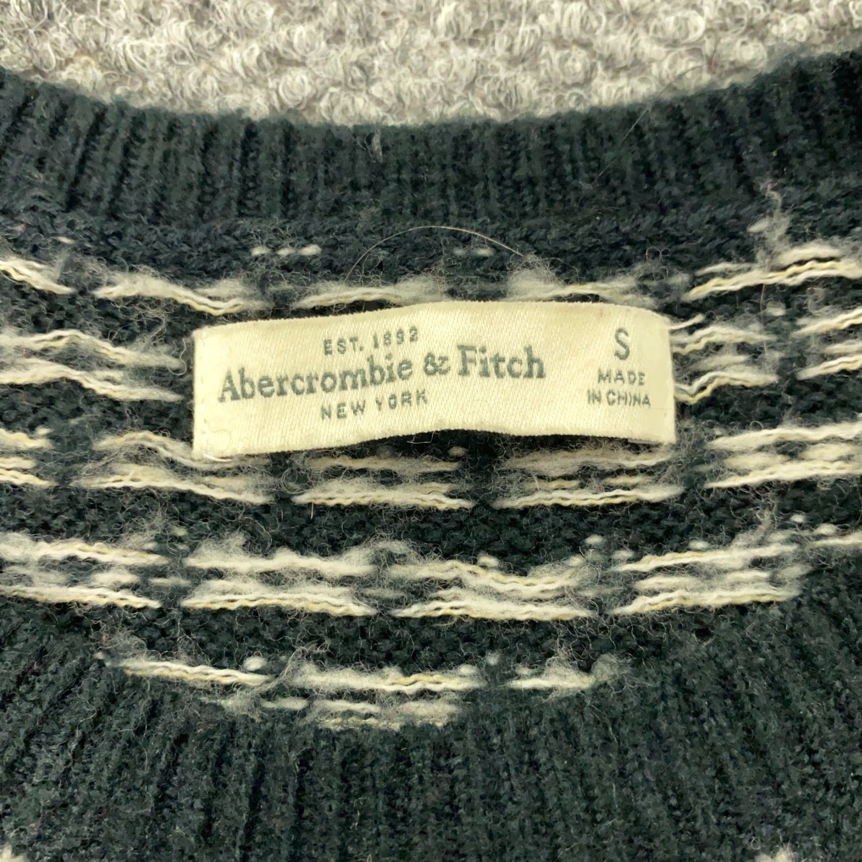 Abercrombie & Fitch VINTAGE Abercrombie & Fitch Sweater Womens Small Red Jeweled Holiday Knit Pullover Regular Fit Size S / US 4 / IT 40 - 3 Thumbnail