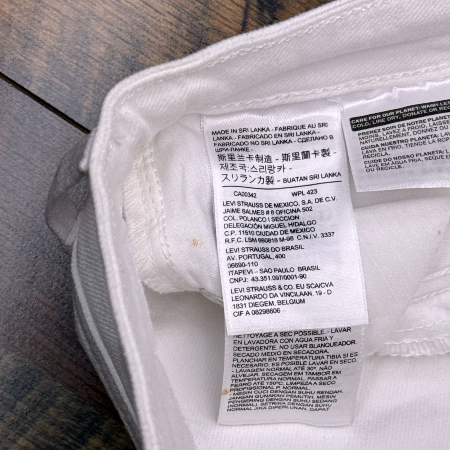 Levi's VINTAGE? No. Levi's 711 Skinny Jeans Womens 24 White Mid Rise Stretch Denim 5-Pocket Slim 26in Inseam Size 42" / US 20 - 6 Thumbnail