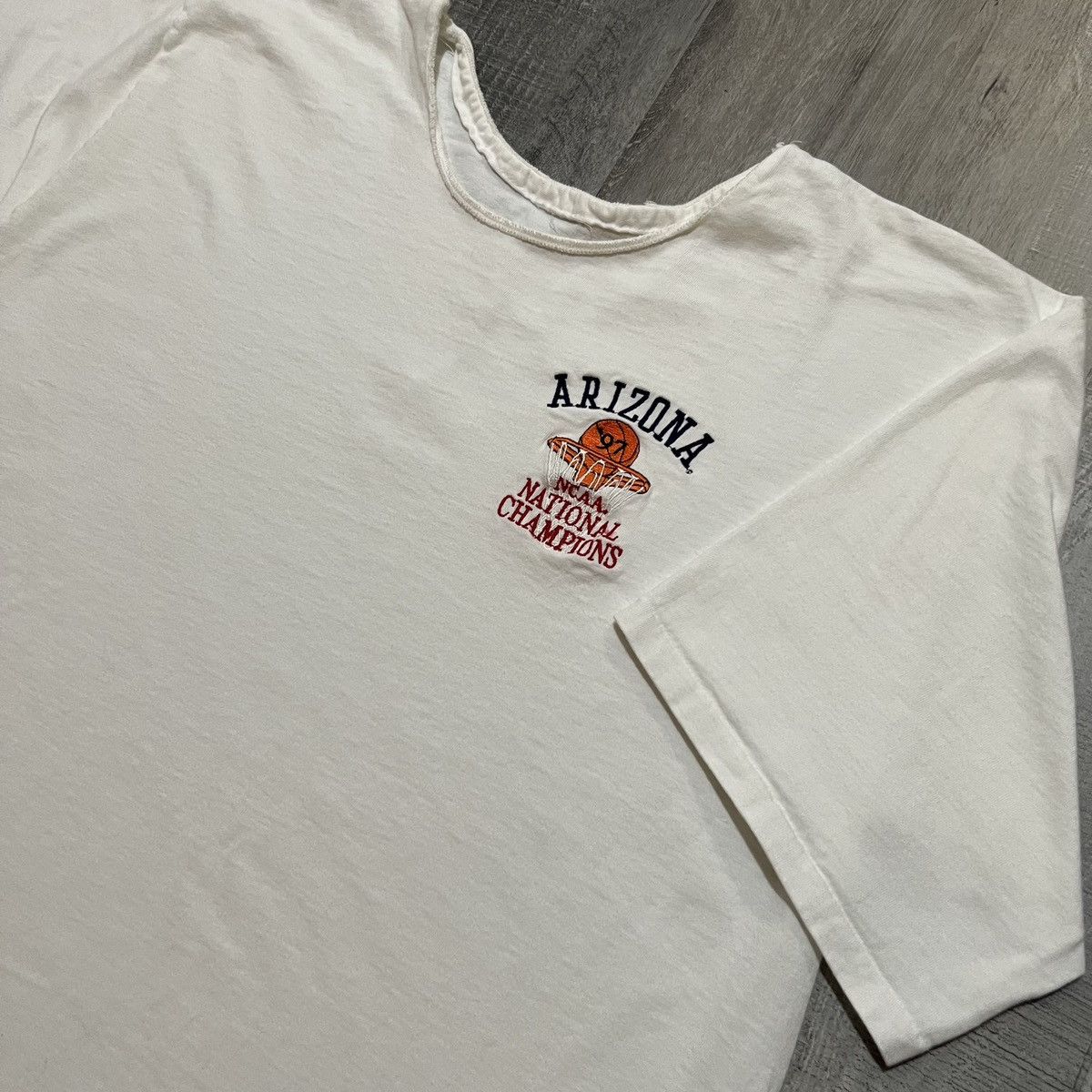 Vintage VTG Arizona Wildcats 1997 White NCAA Basketball Shirt Size US XL / EU 56 / 4 - 2 Thumbnail