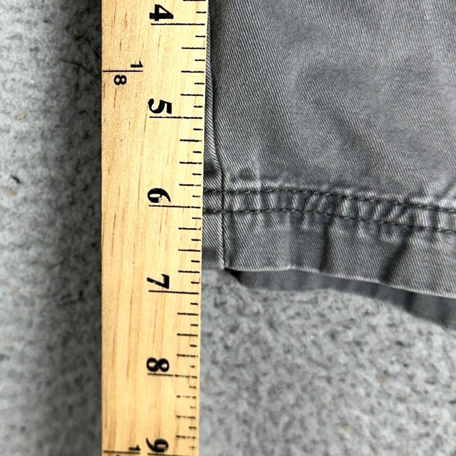 Croft & Barrow Croft & Barrow Cargo Shorts Mens 40 Grey Cement Cargo Pocket Elastic Waist Button Zip Regular Workwear Outdoor 7 in Inseam Cotton Twill EUC Size US 40 / EU 56 - 6 Thumbnail